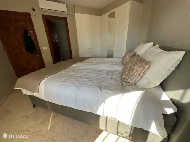 Villa Helios huren in Spanje, Costa Blanca, Moraira - villa Master bedroom met ruim 2 persoonsbed (1.80x2.10) en veel kastruimte