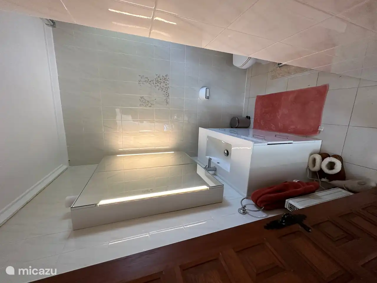 En-suite Badezimmer mit Toilette, Dusche und Waschbecken im Hauptschlafzimmer