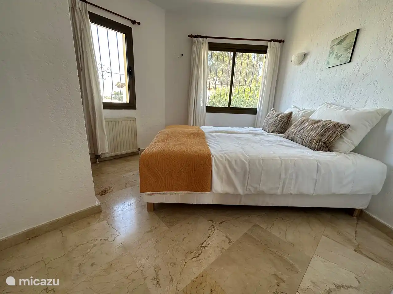 2. Schlafzimmer auf der Hauptebene mit einem Doppelbett (1,60 x 2,00) und Einbauschrank