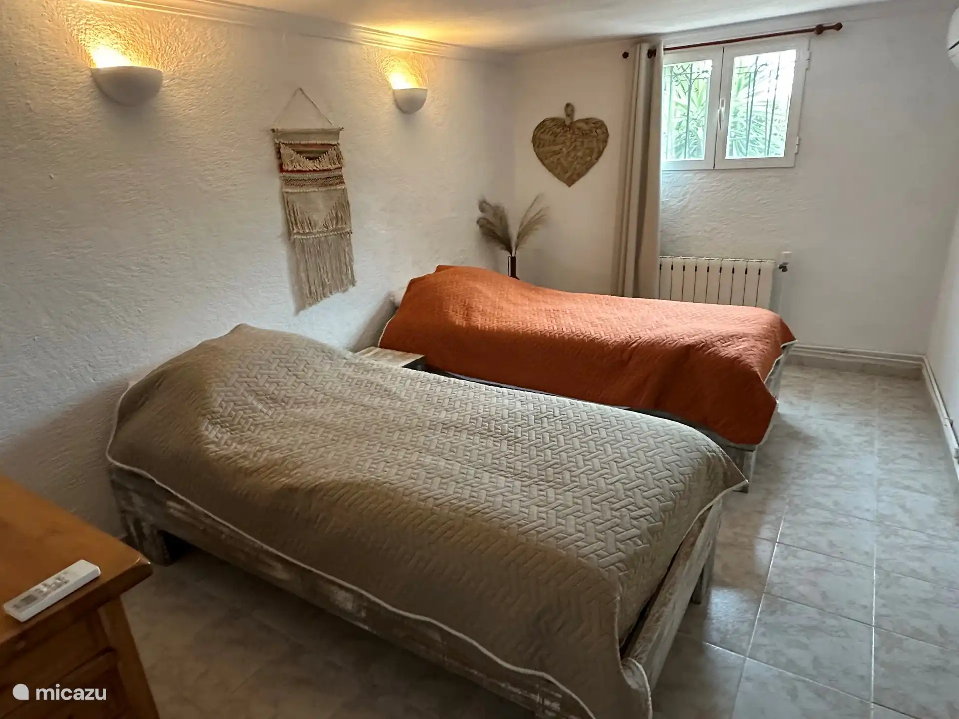 Schlafzimmer mit 2 Einzelbetten im Erdgeschoss. Mit großem Einbauschrank