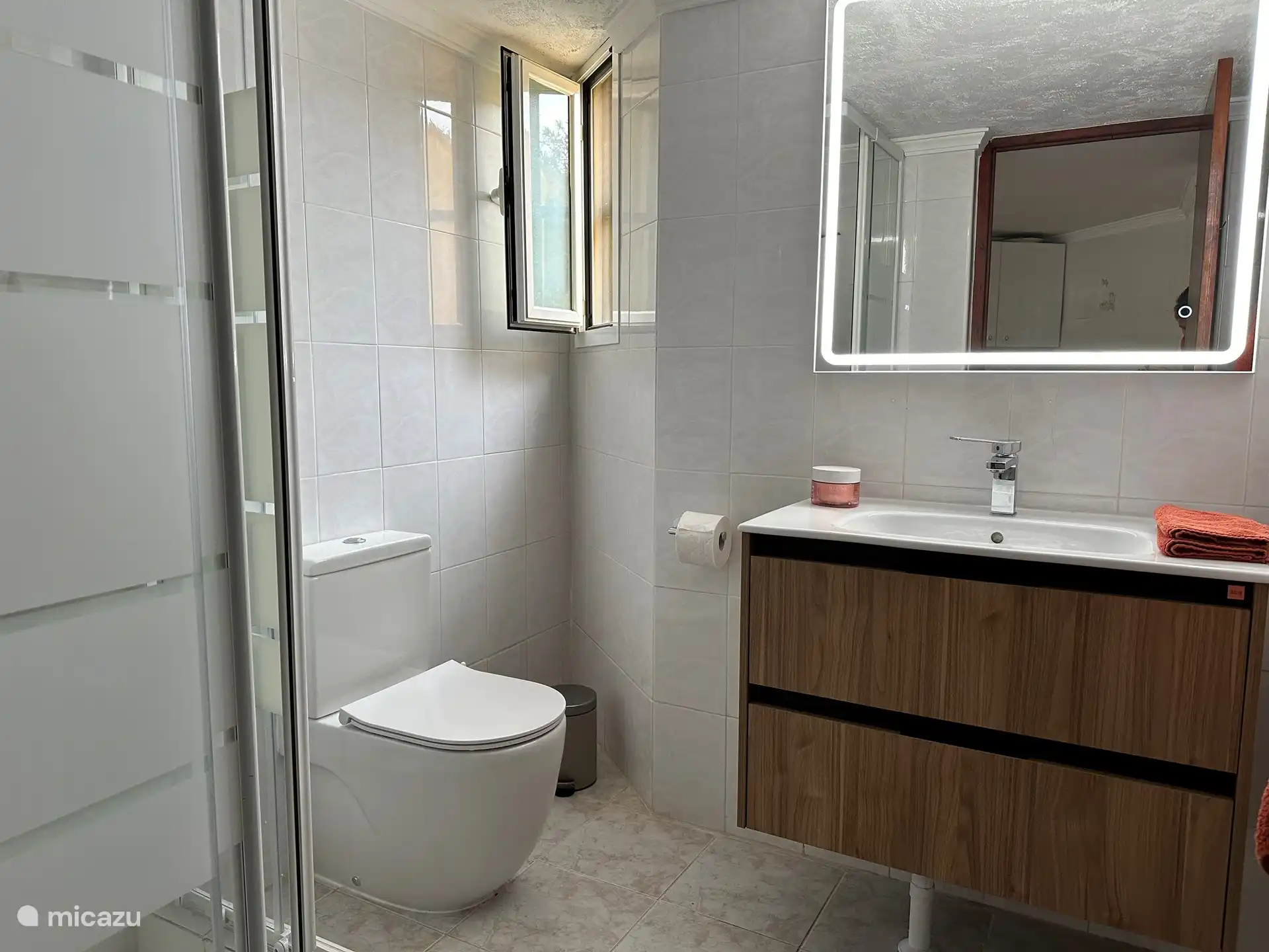 Renoviertes Badezimmer im Erdgeschoss mit Dusche, WC und Waschbecken