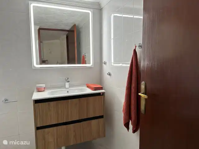 Villa Helios huren in Spanje, Costa Blanca, Moraira - villa Gerenoveerde badkamer in de benedenverdieping met douche, toilet en wastafel