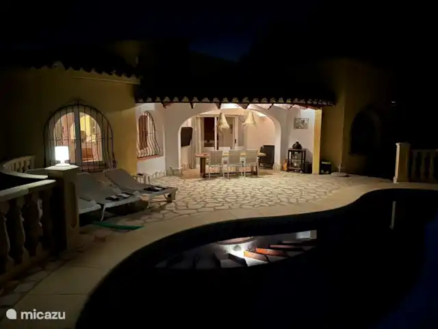 Villa Helios huren in Spanje, Costa Blanca, Moraira - villa De Naya in de avond. Super gezellig, en voorzien van TV met Google Chrome TV + Canal Digitaal