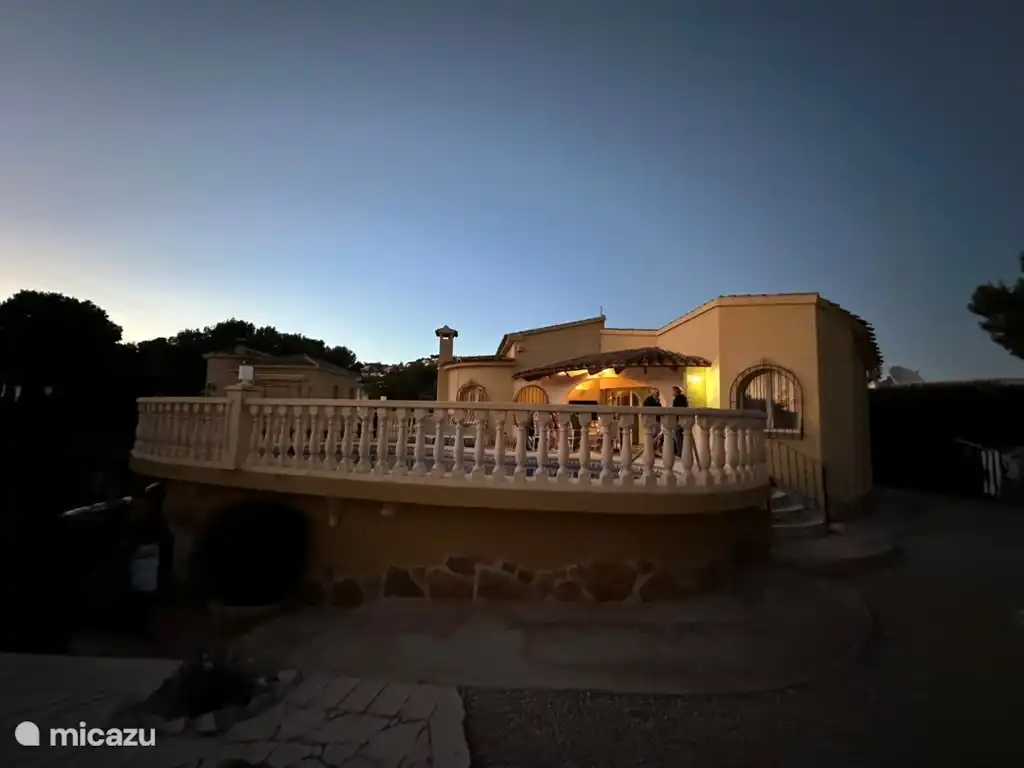 Die Villa in der Abenddämmerung...