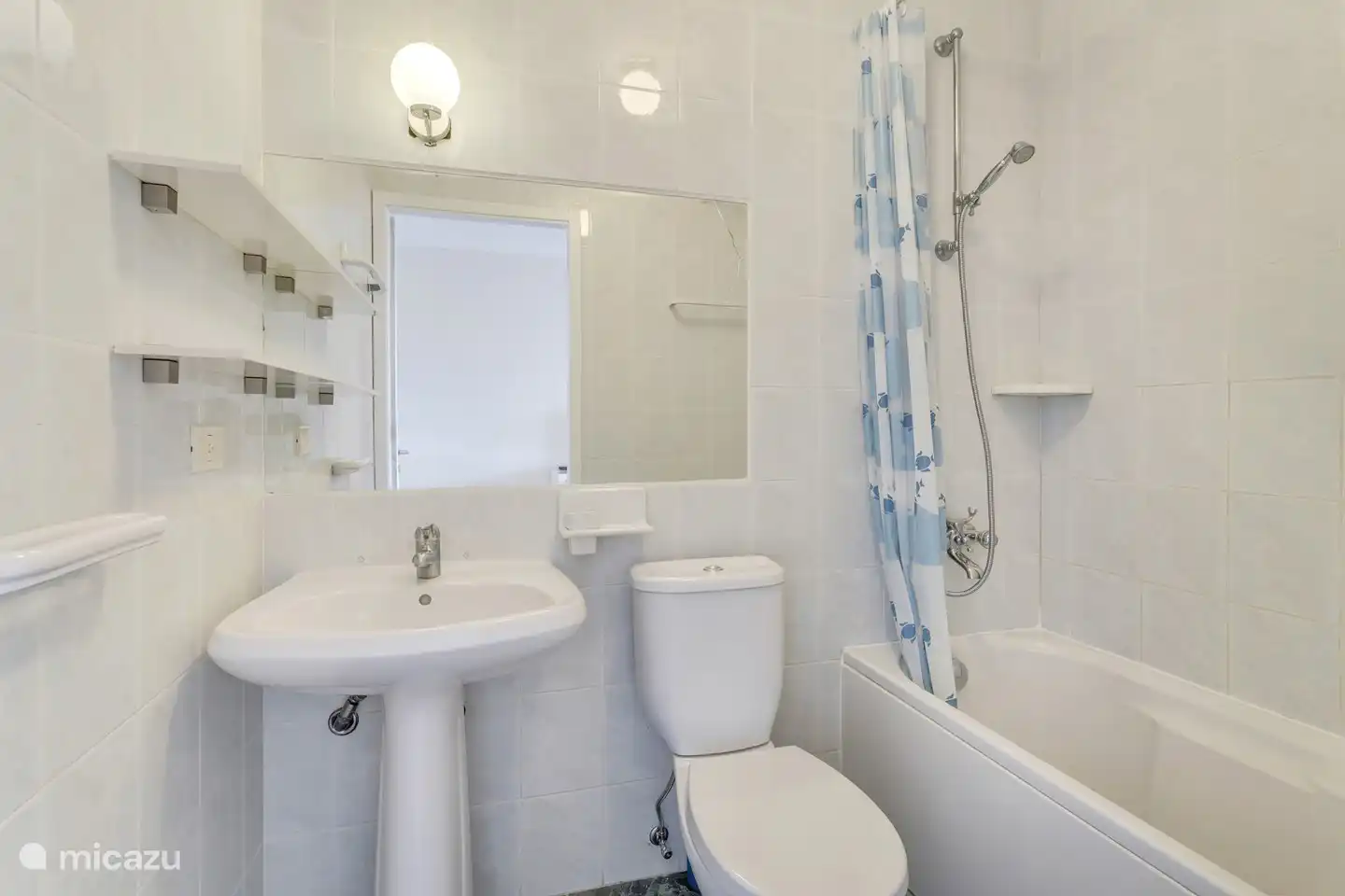 Baño con ducha de agua caliente.