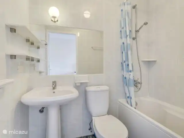 Caribbean Court | Harbor View | Bonaire, Bonaire, Kralendijk - appartement Salle de bain avec douche eau chaude.