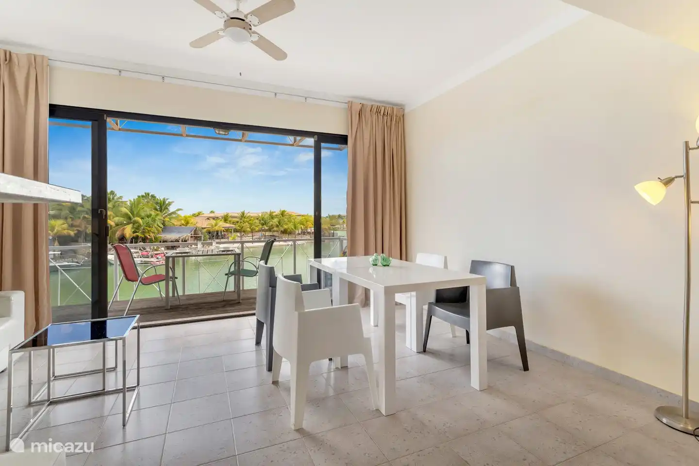 Mesa de comedor en el interior