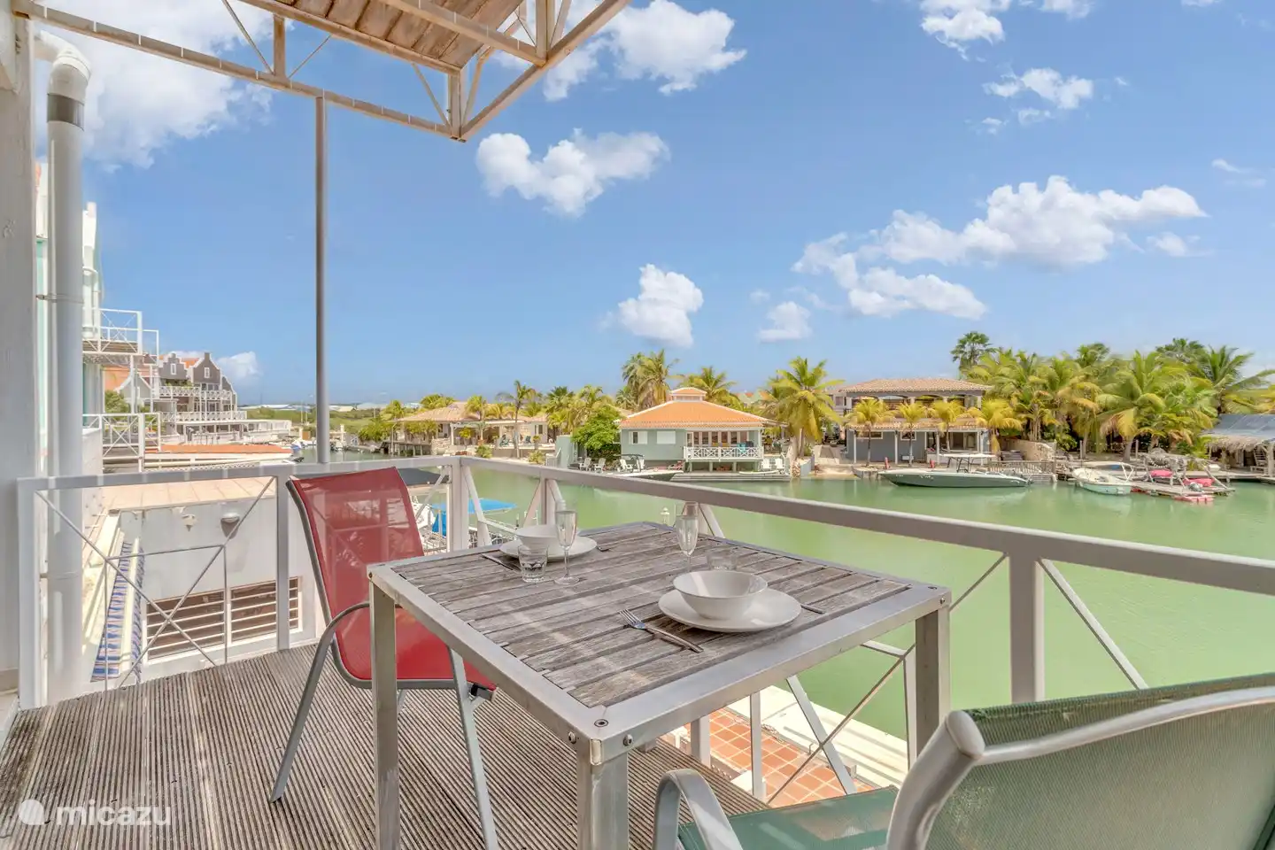 Balcón con vista al puerto deportivo