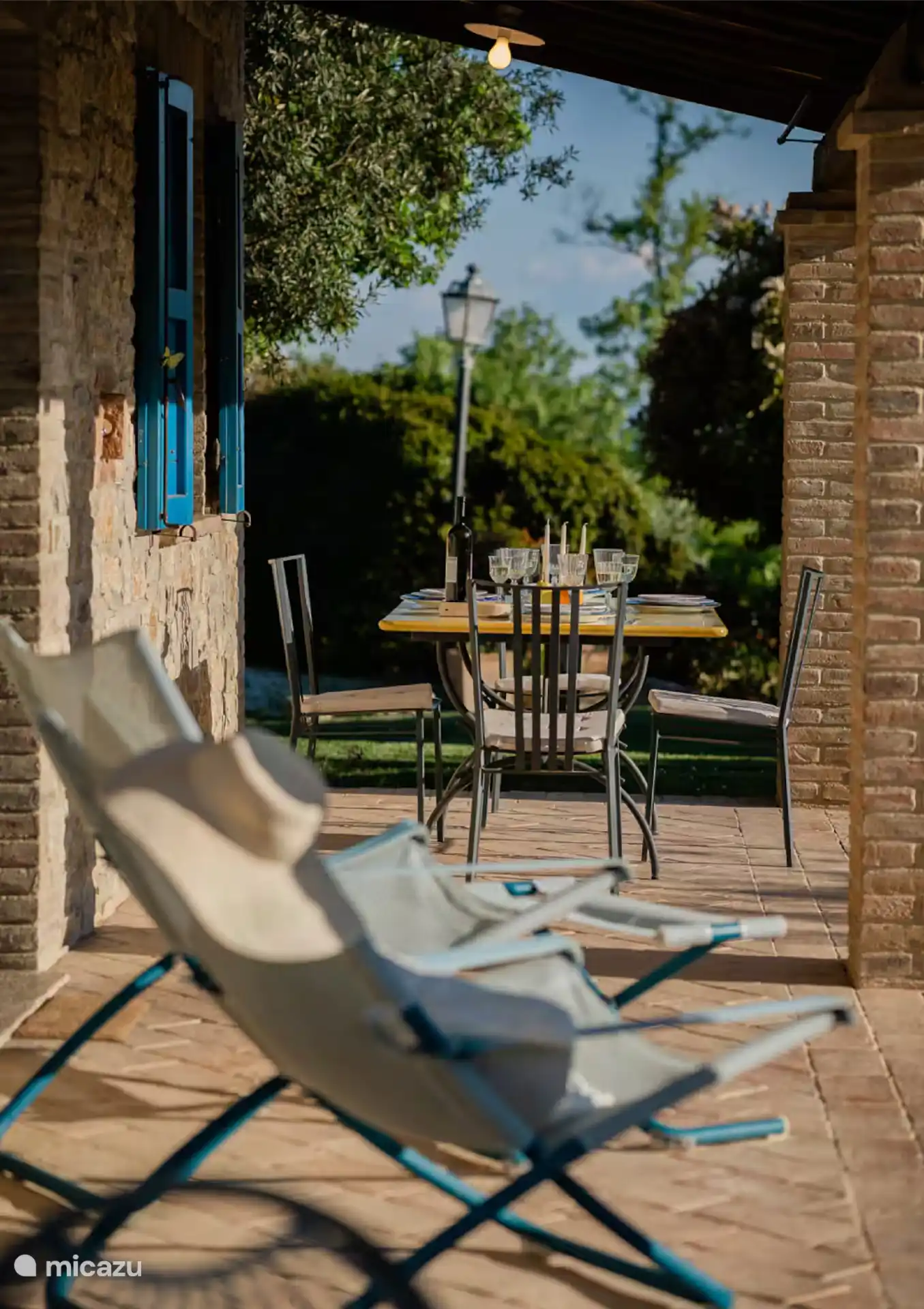 Frente a la casa encontrará un gran porche cubierto con mesa y sillas.