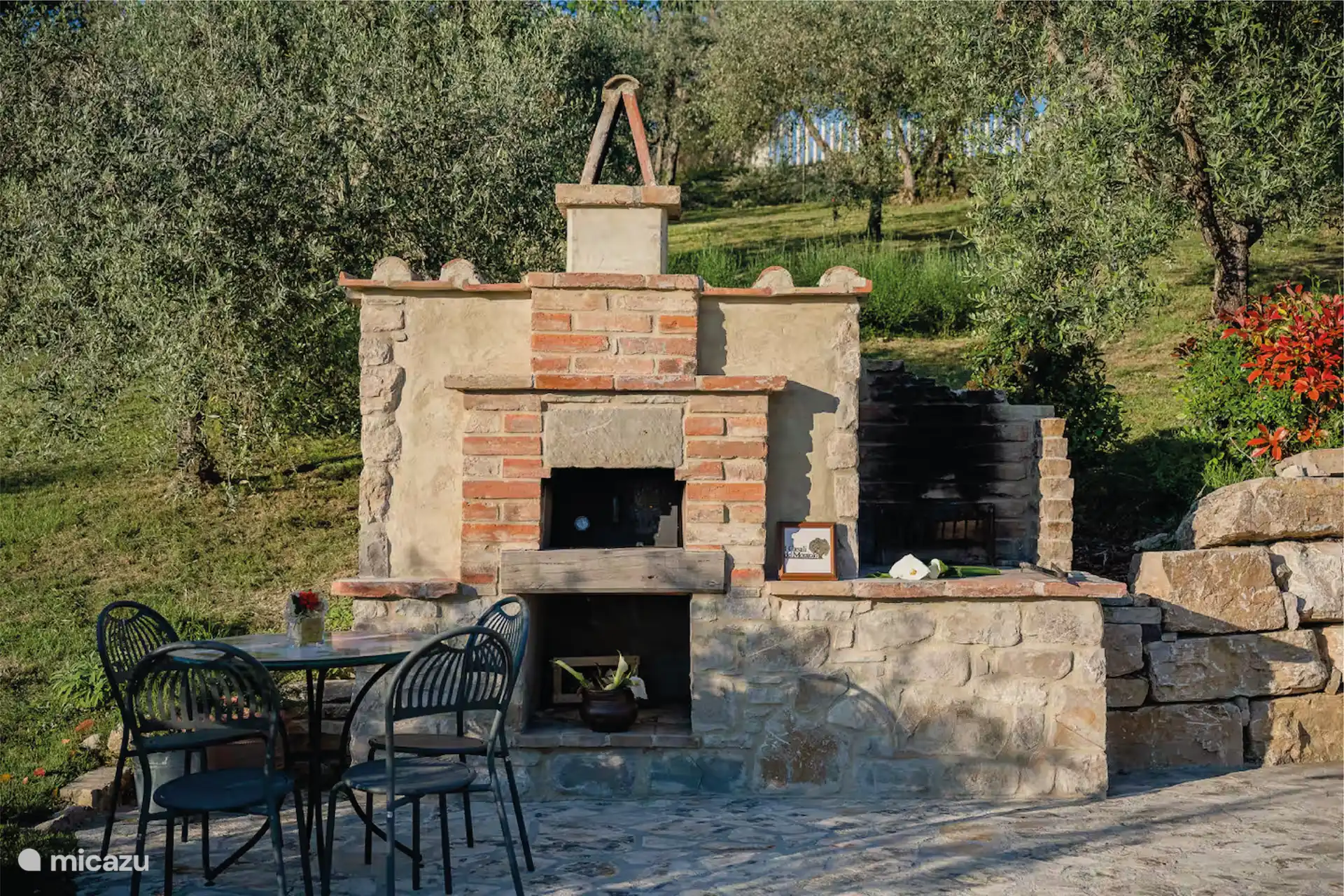 Junto a la piscina encontrará una pequeña cocina con horno de piedra y barbacoa.