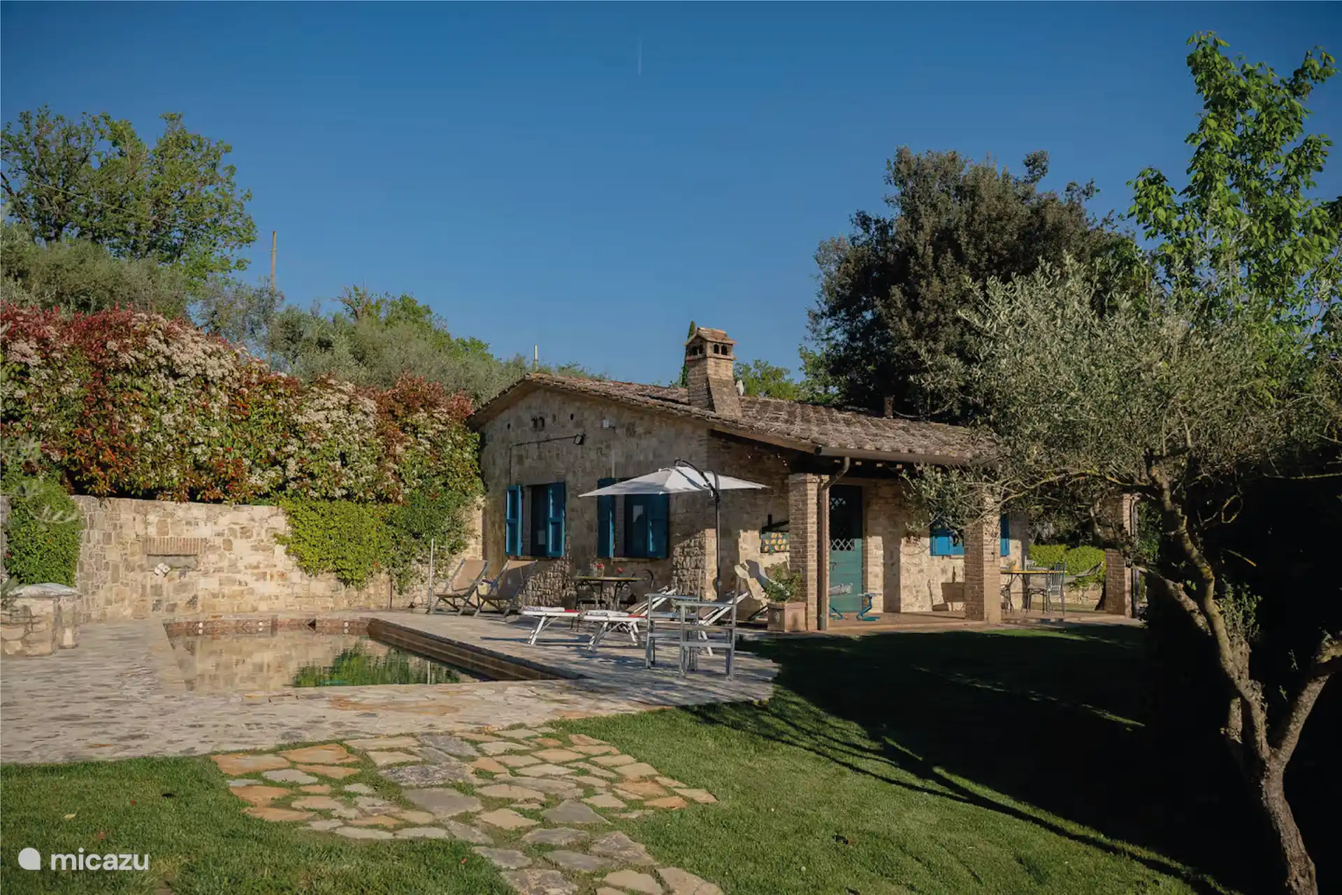 La casa tiene un jardín bien cuidado con una piscina de 10 por 3 metros, todo de uso privado.