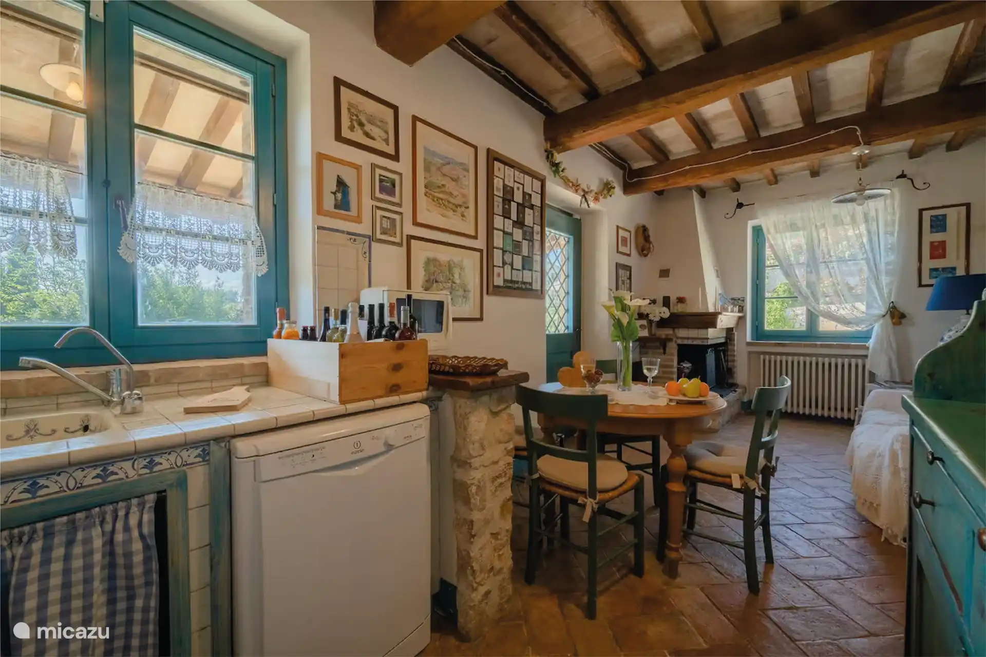 La casa puede alojar hasta 6 personas. Toda la propiedad está en la planta baja y no hay escaleras, por lo que también es adecuada para personas con dificultades para caminar.