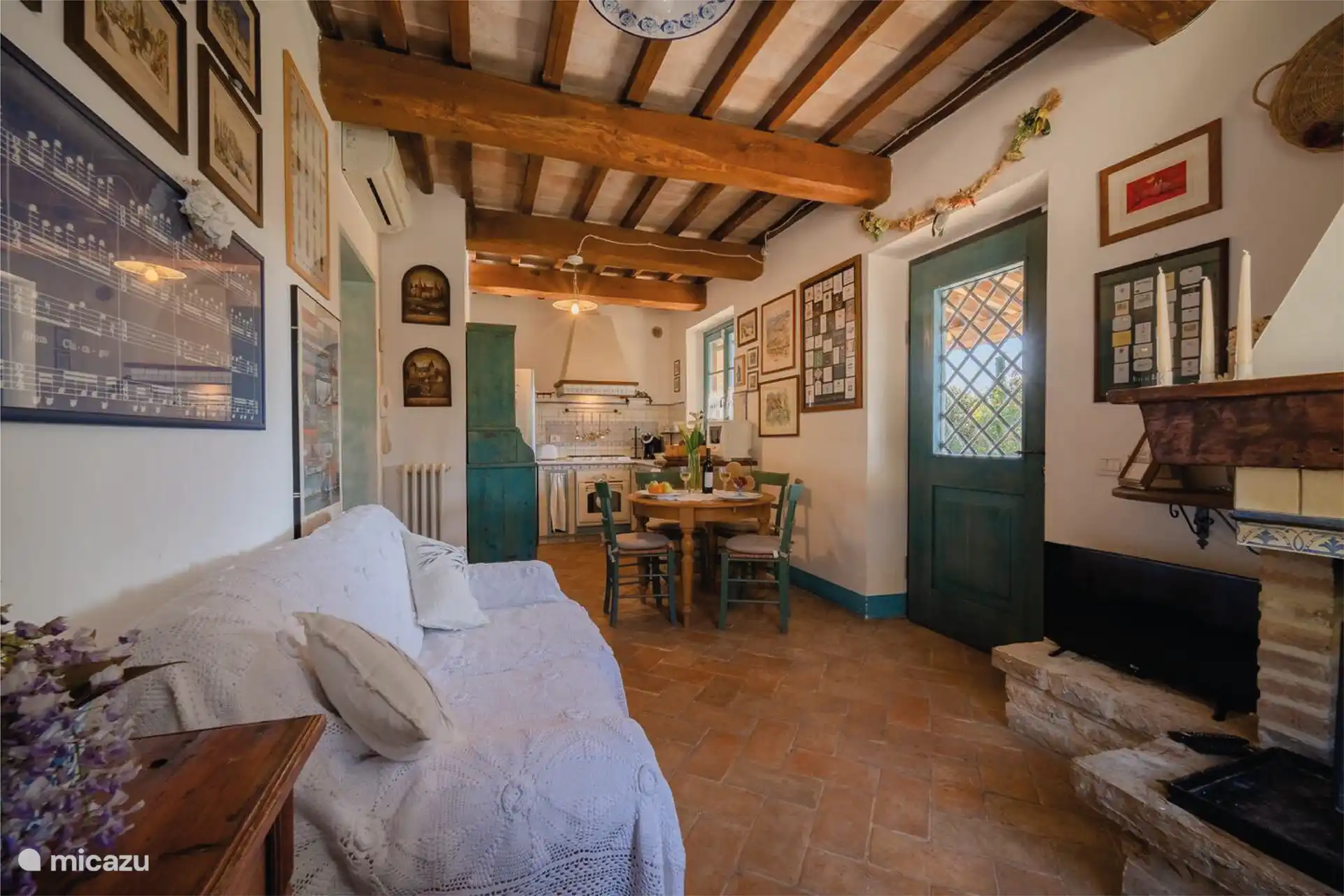 Salón-comedor con cocina.