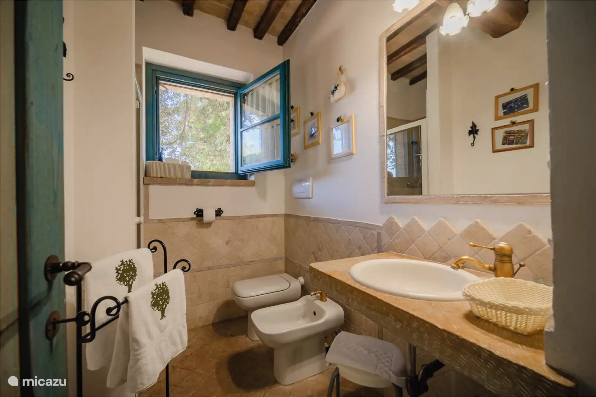Dos baños en suite.