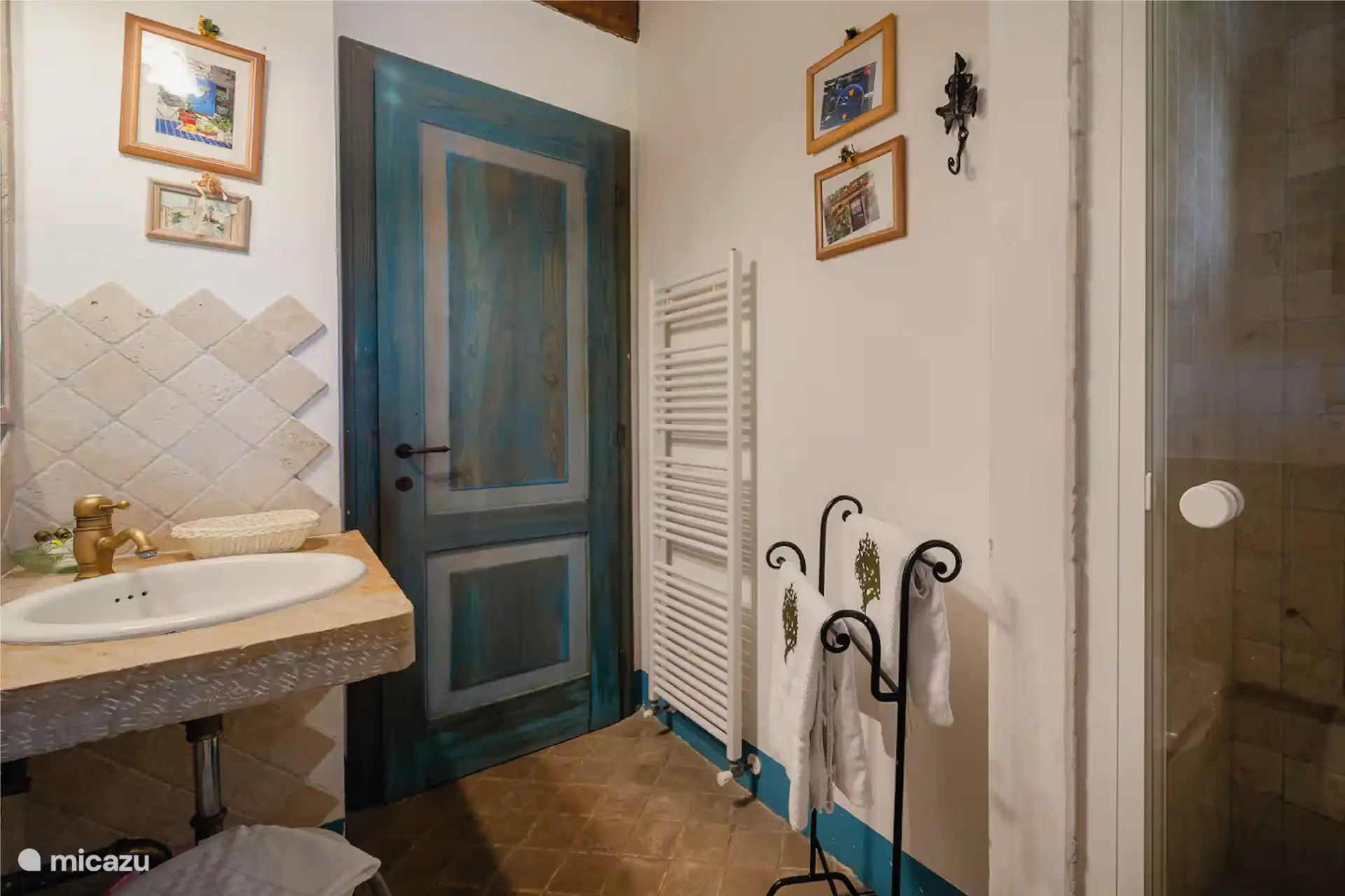 Dos baños en suite.