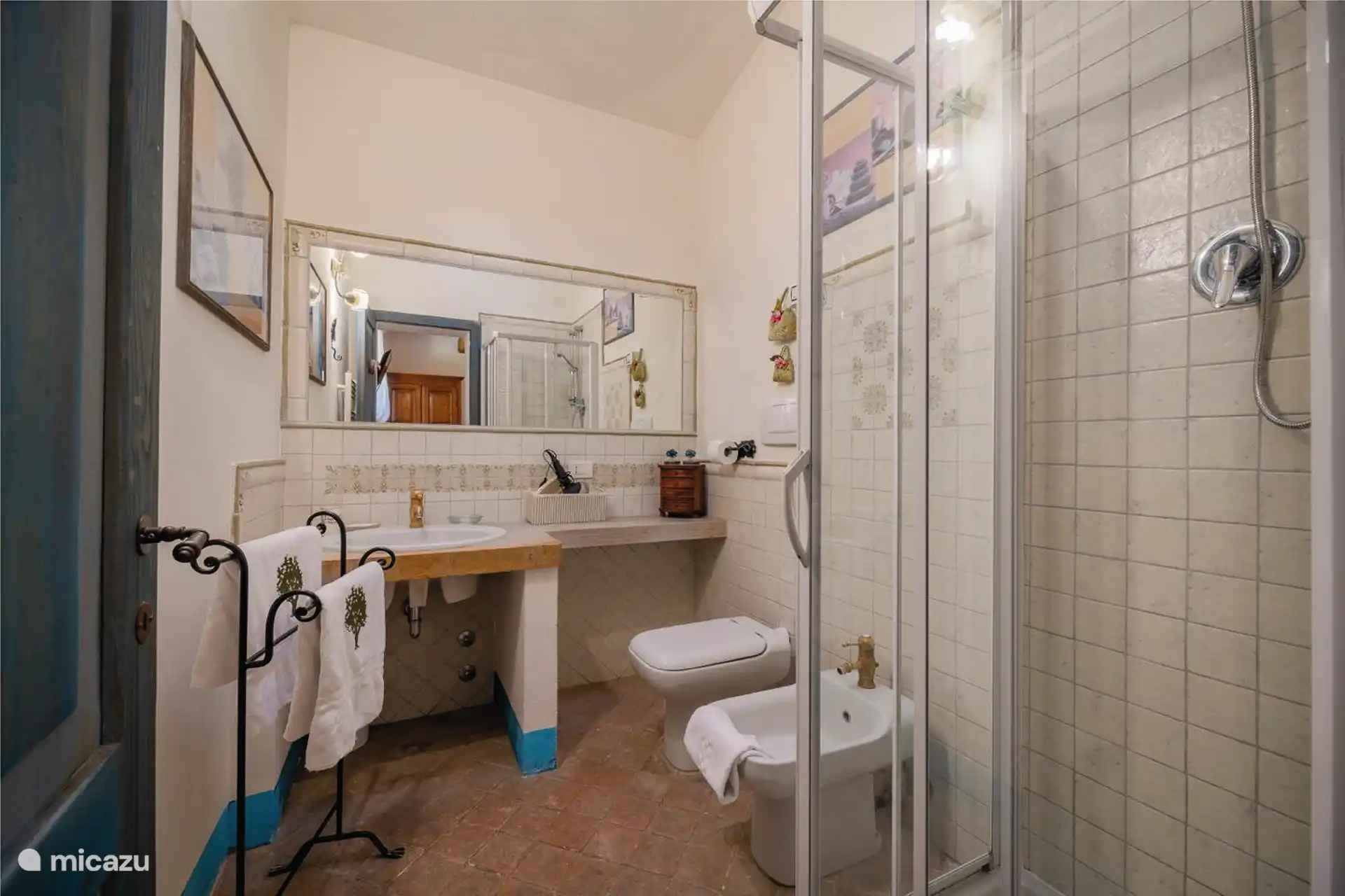 Dos baños en suite.