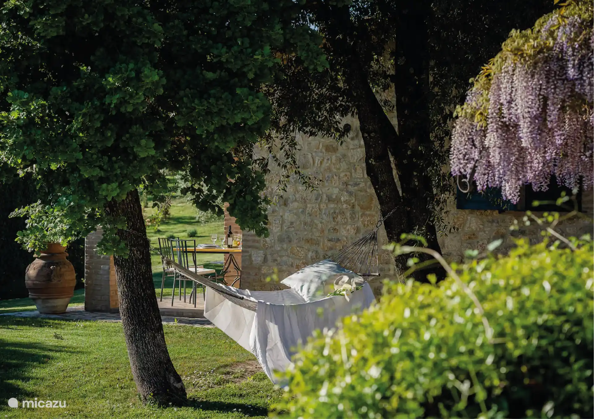 Hay una bonita hamaca disponible.