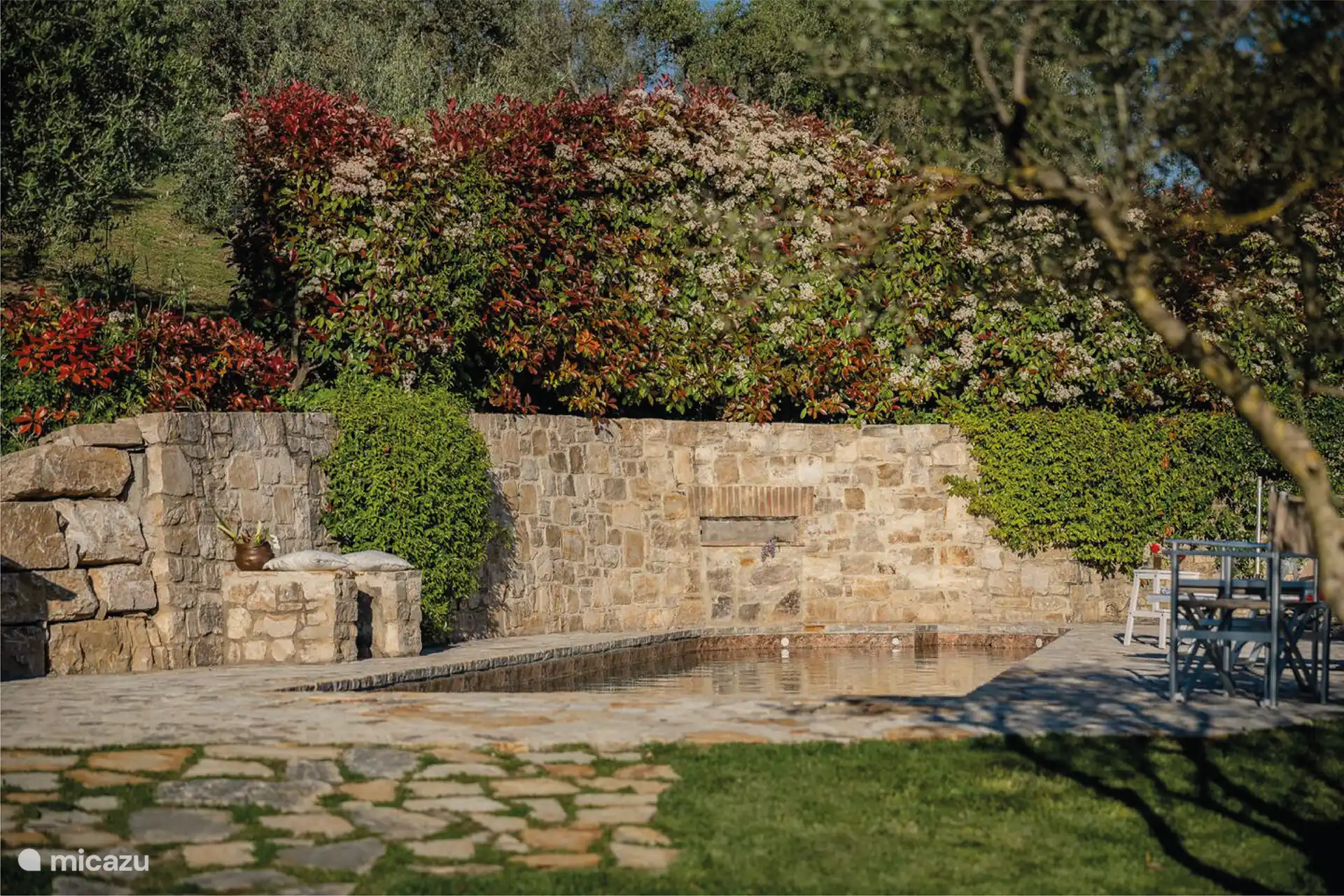 La profundidad de la piscina es de 1,50 metros en todas partes y también tiene hidromasaje en un lado.