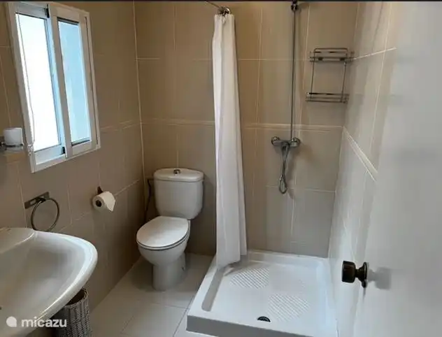 Baño de la casa de invitados
