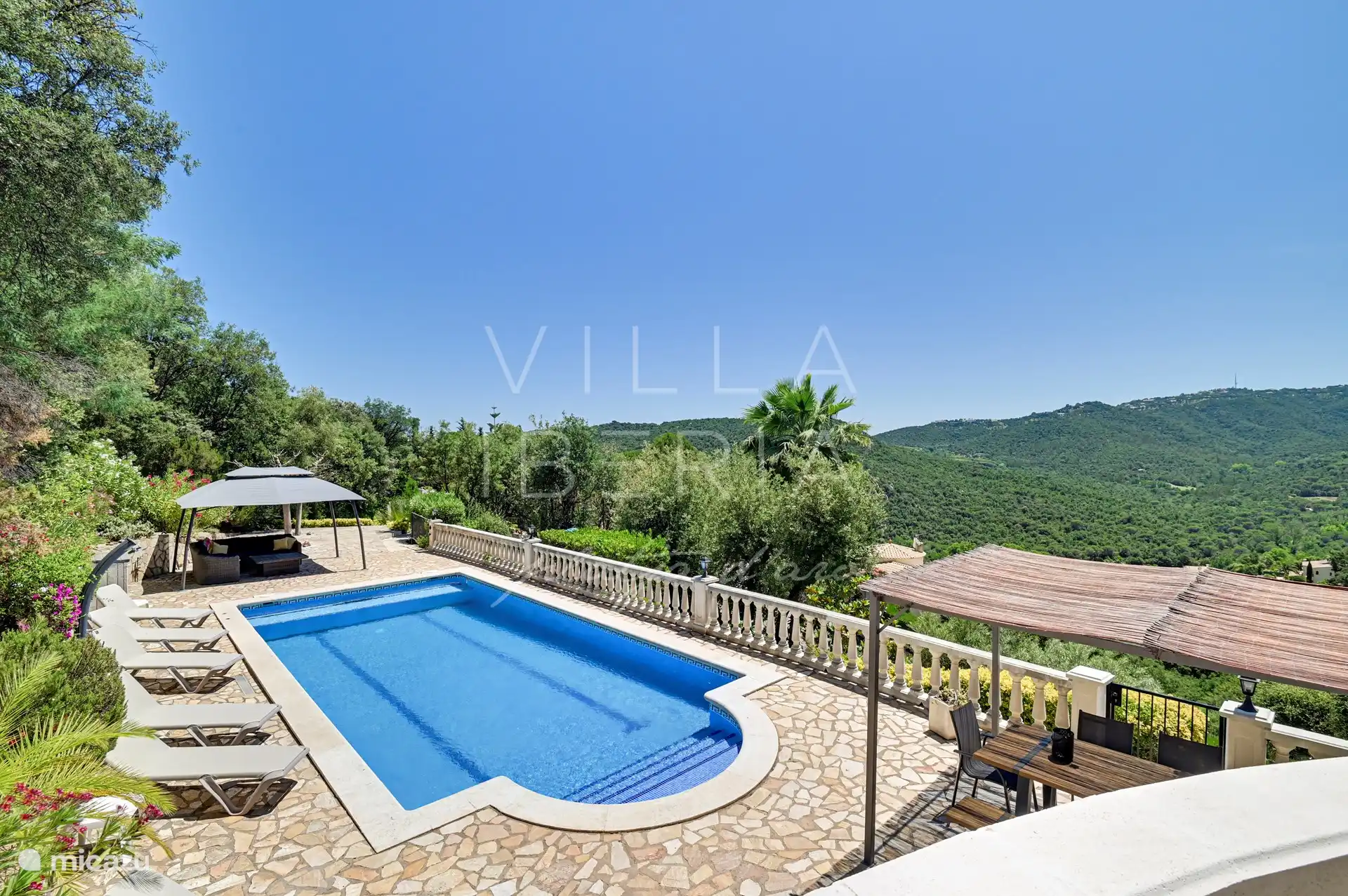 een groot prive zwembad bij de villa