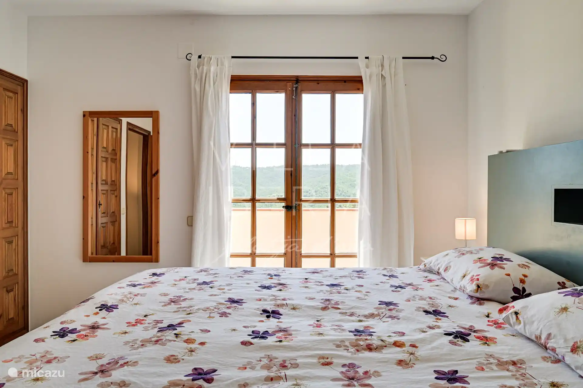 Slaapkamer 2/4 met openslaande deuren naar het terras