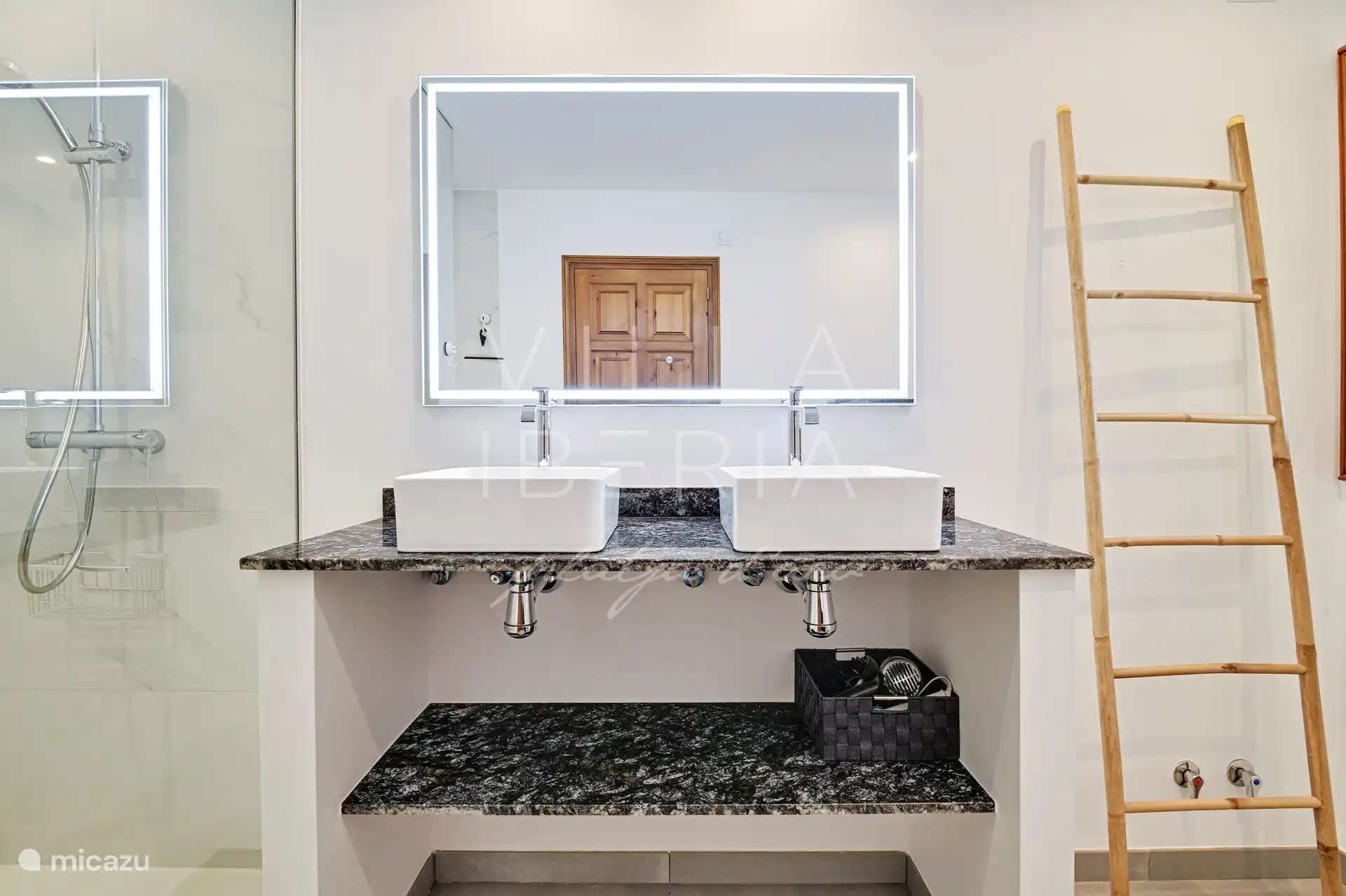 badkamer 2/3, met douche, toilet en dubbele wasbak