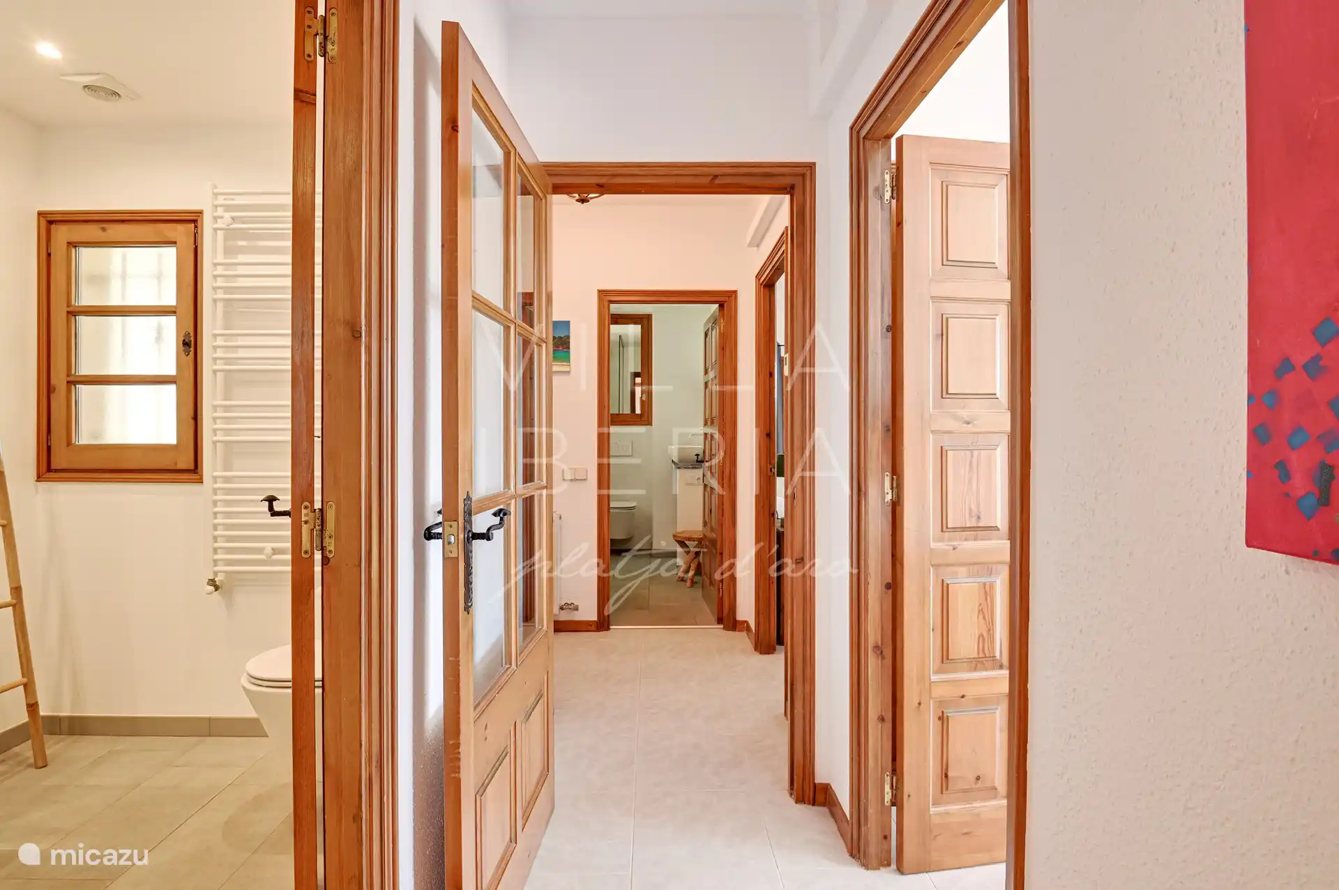 gang op bovenverdieping rechts ingang naar slaapkamer 3/4, links badkamer 2/3, aan het eind zicht op badkamer 3/3