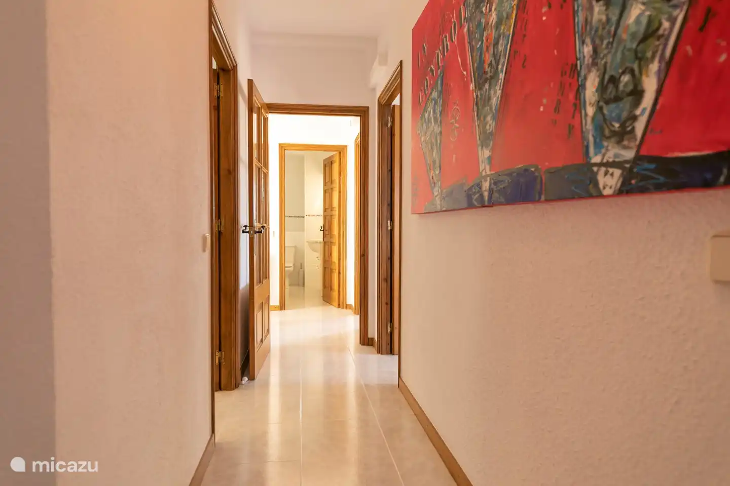 gang op eerste verdieping met daaraan de 3 slaapkamers en 2 badkamers