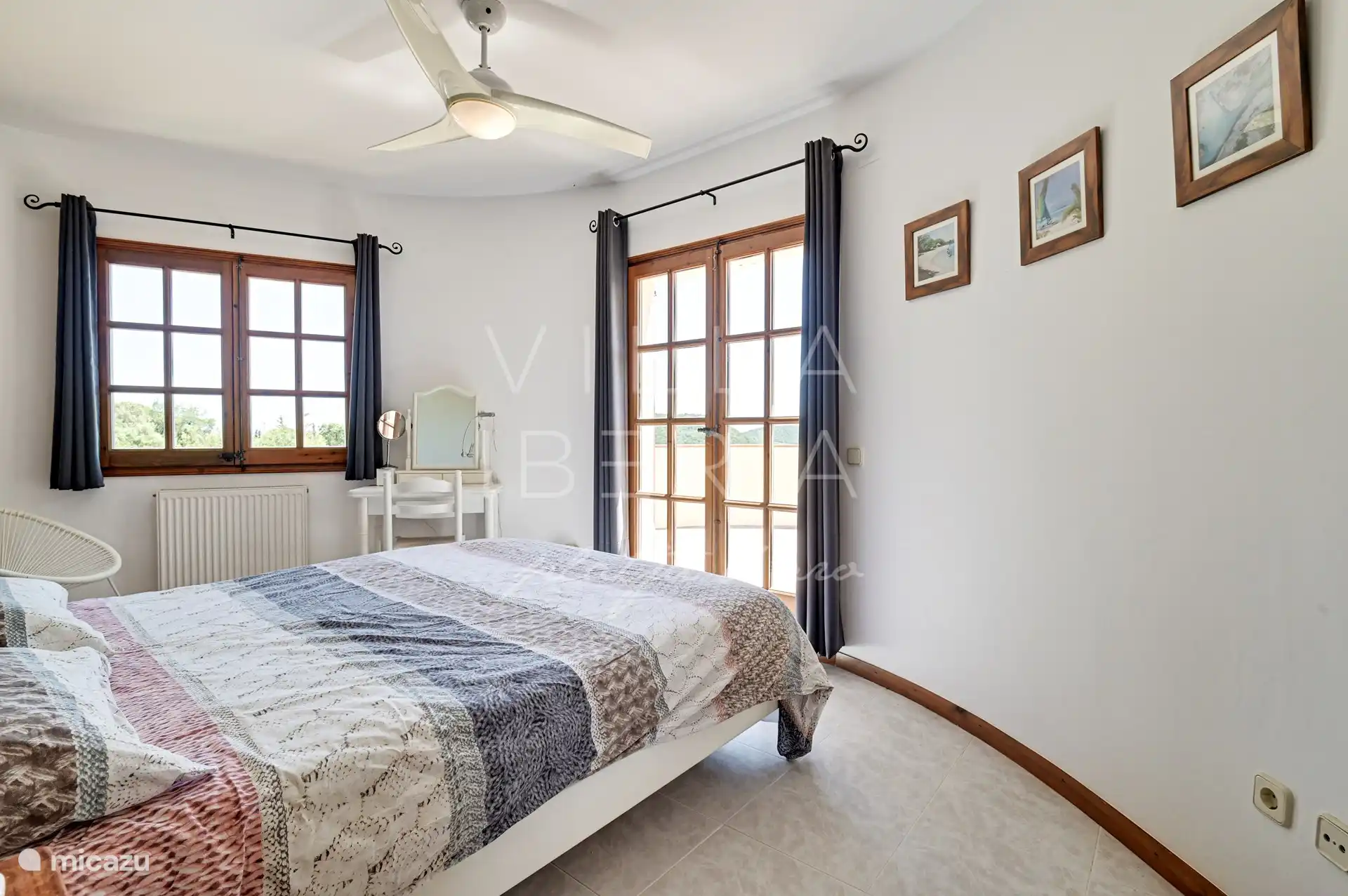 Slaapkamer 4/4 met openslaande deuren naar het dakterras