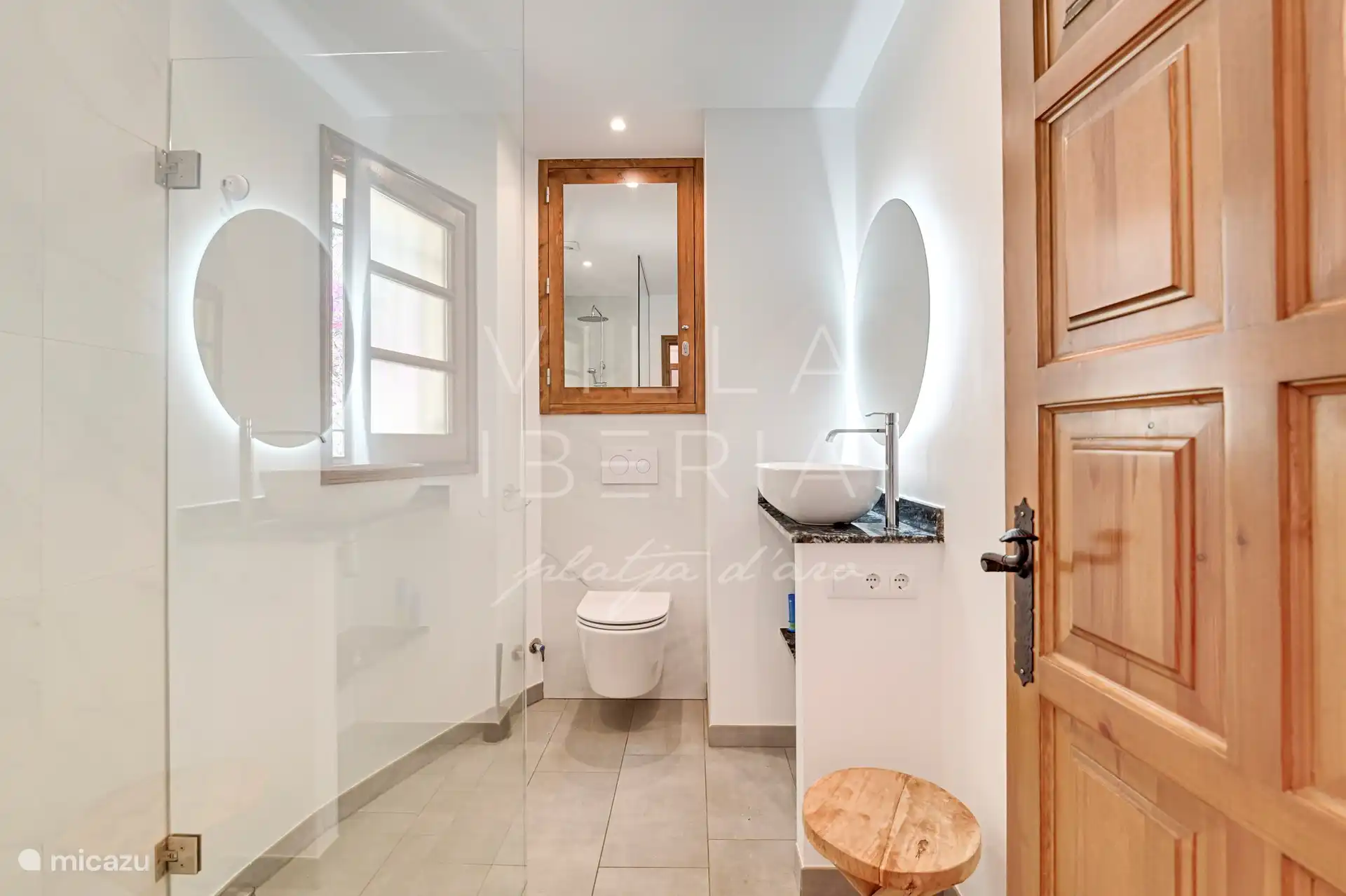 Badkamer 3/3, douche, wastafel en toilet