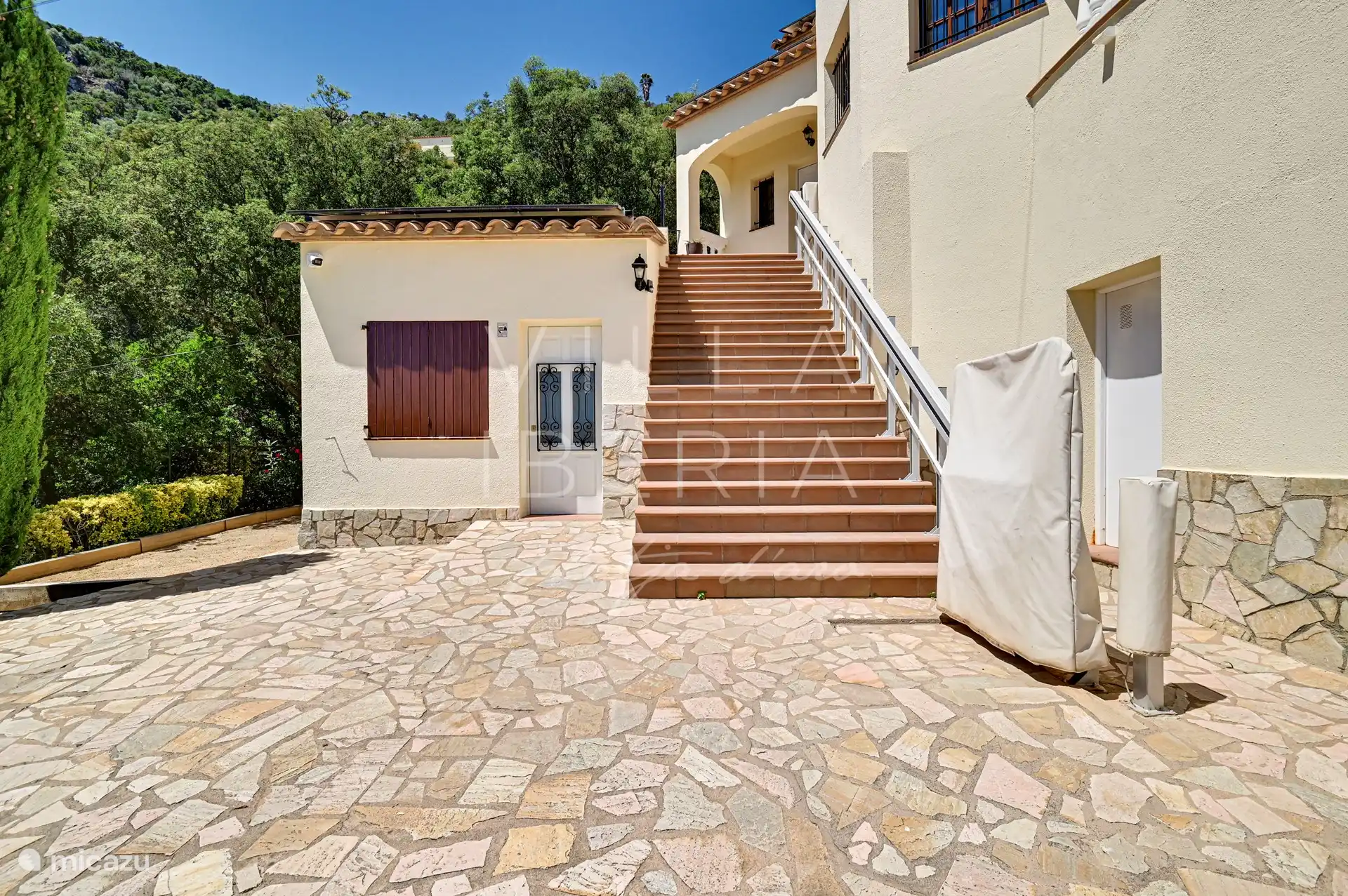 De trap om naar de ingang van de villa te komen