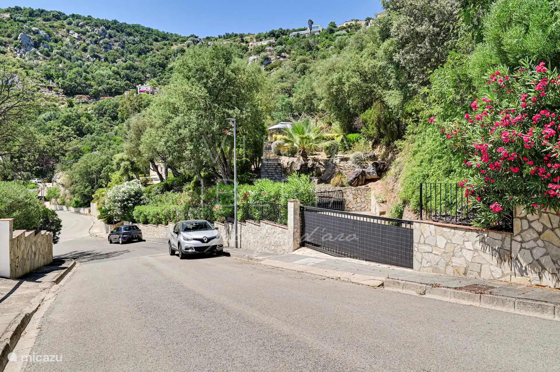 aan de onderkant van het perceel is er mogelijkheid om 2 autos te parkeren binnen de poort
