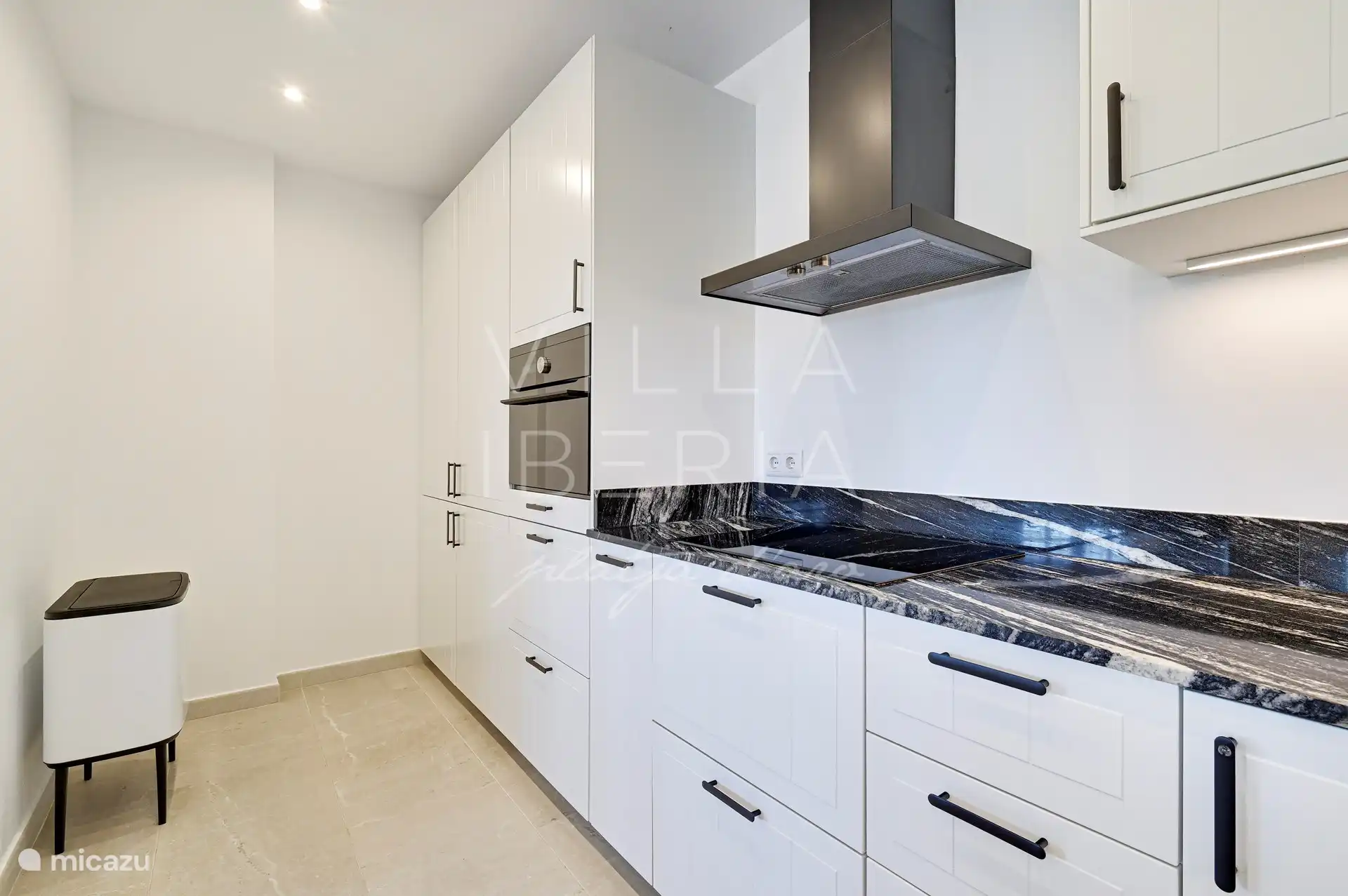 keuken, met 2 koelkasten