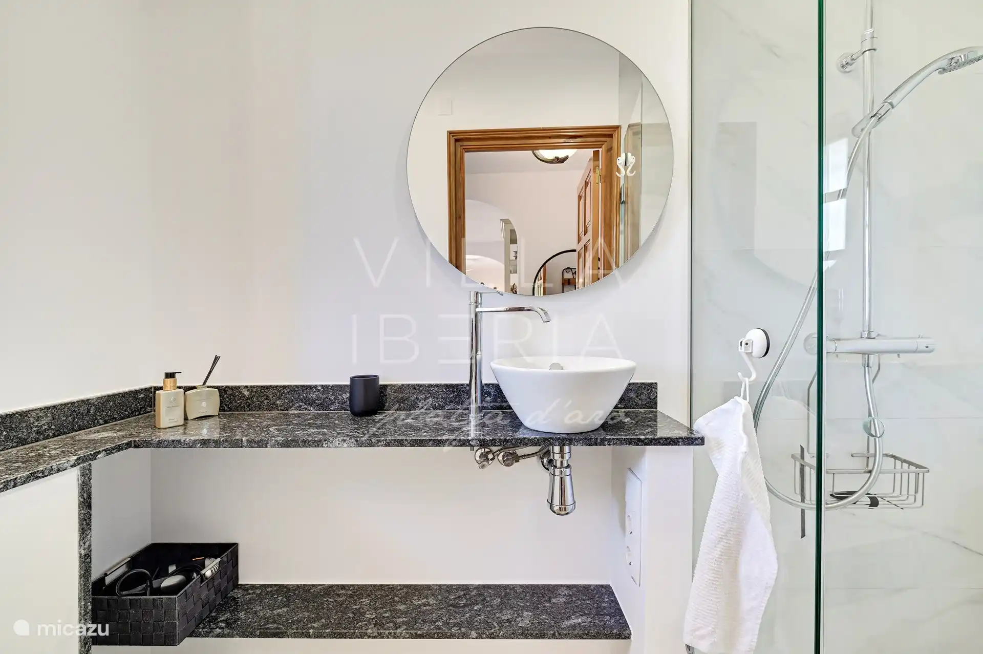 badkamer 1/3, douche, wasbak en toilet op de begane grond in de entree