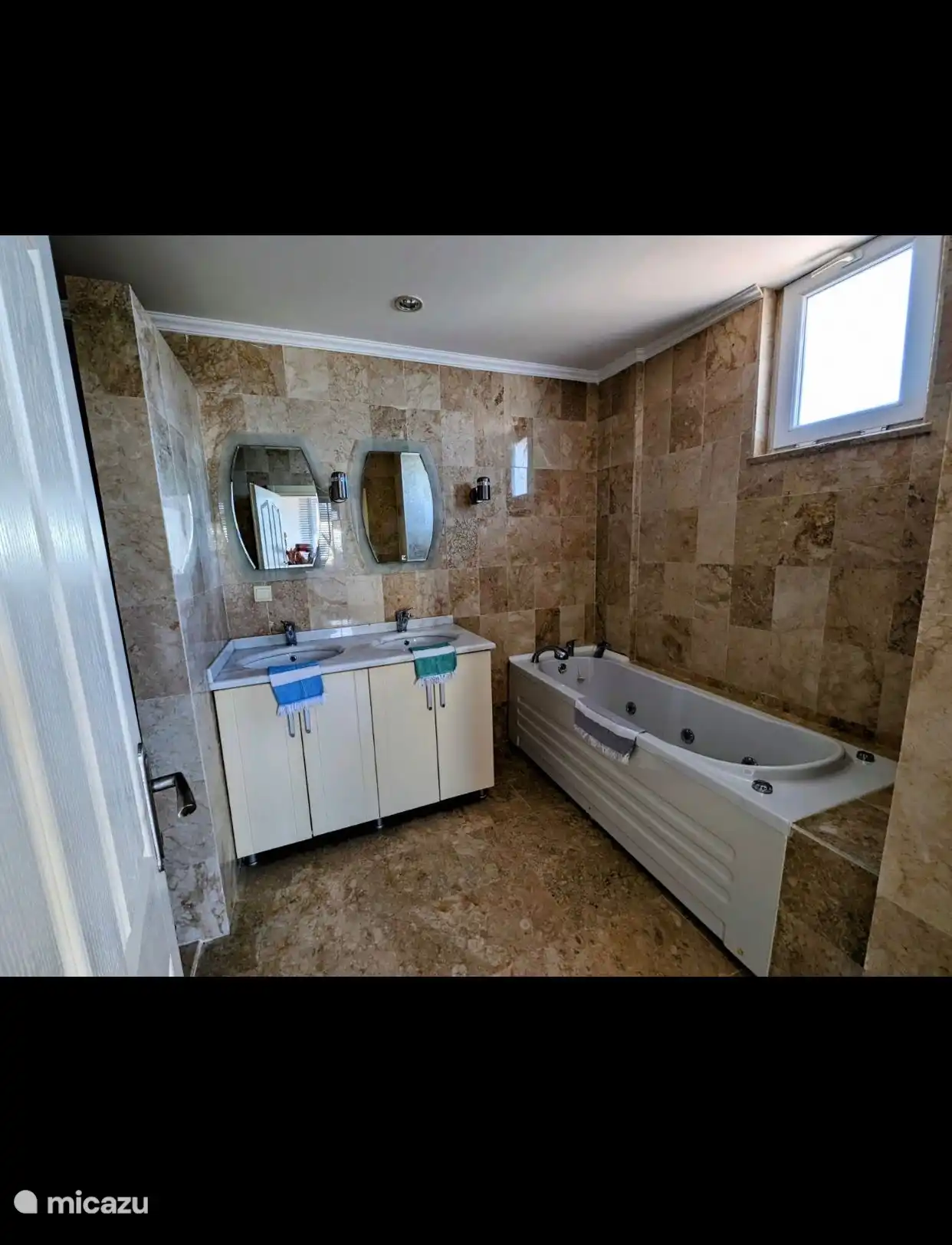 Lavabo y bañera del dormitorio principal con función de burbujas.