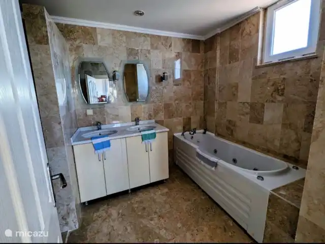 Jasmin | Turquie, Riviera Turque, Alanya - villa Lavabo et baignoire de la chambre principale avec fonction bulle