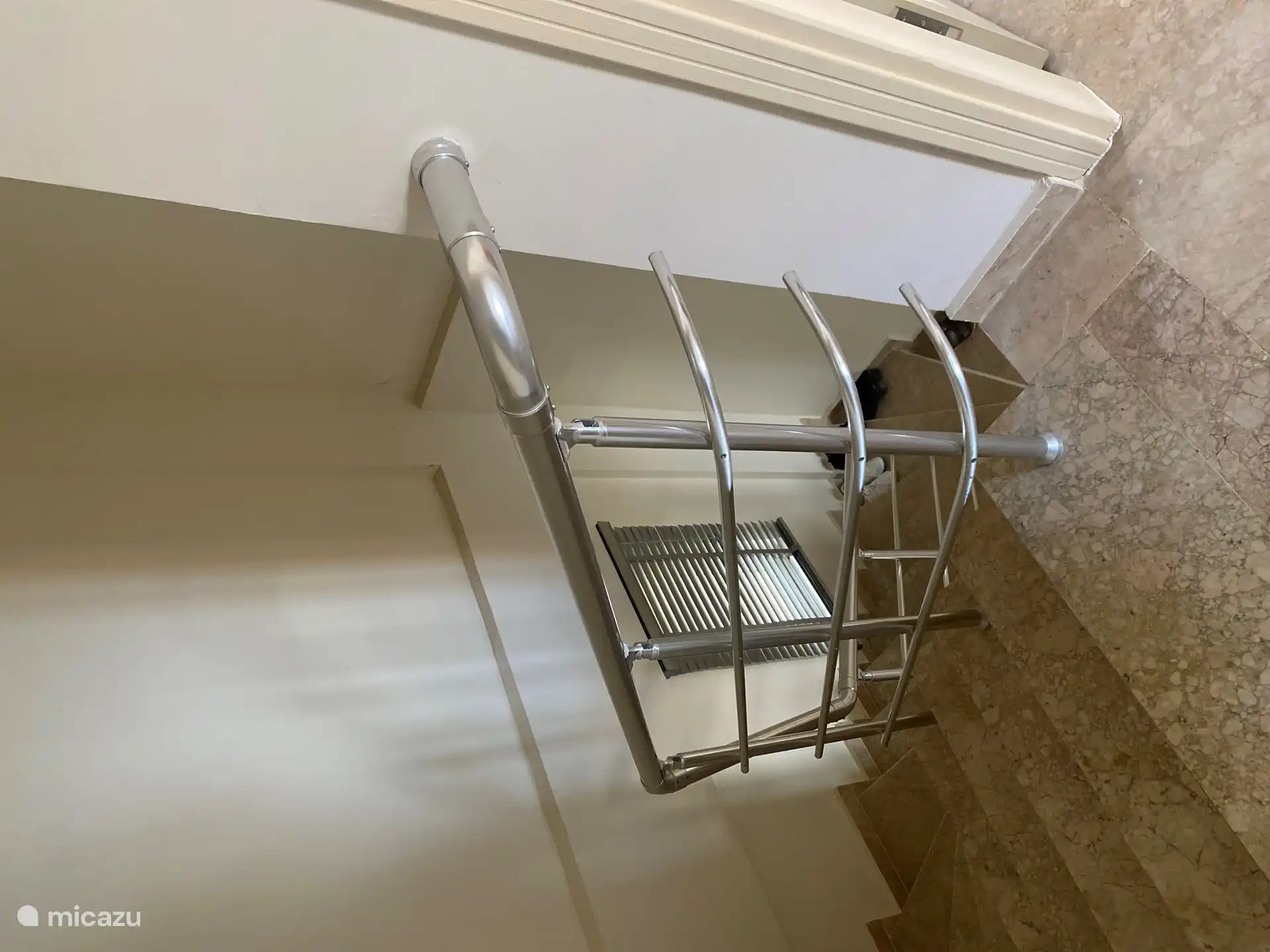 Escaleras que bajan del pasillo