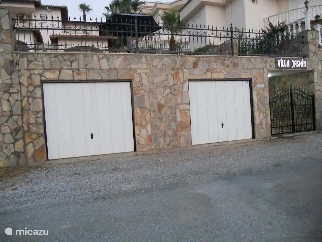 Vista frontal de Villa Jasmin con puertas de garaje.