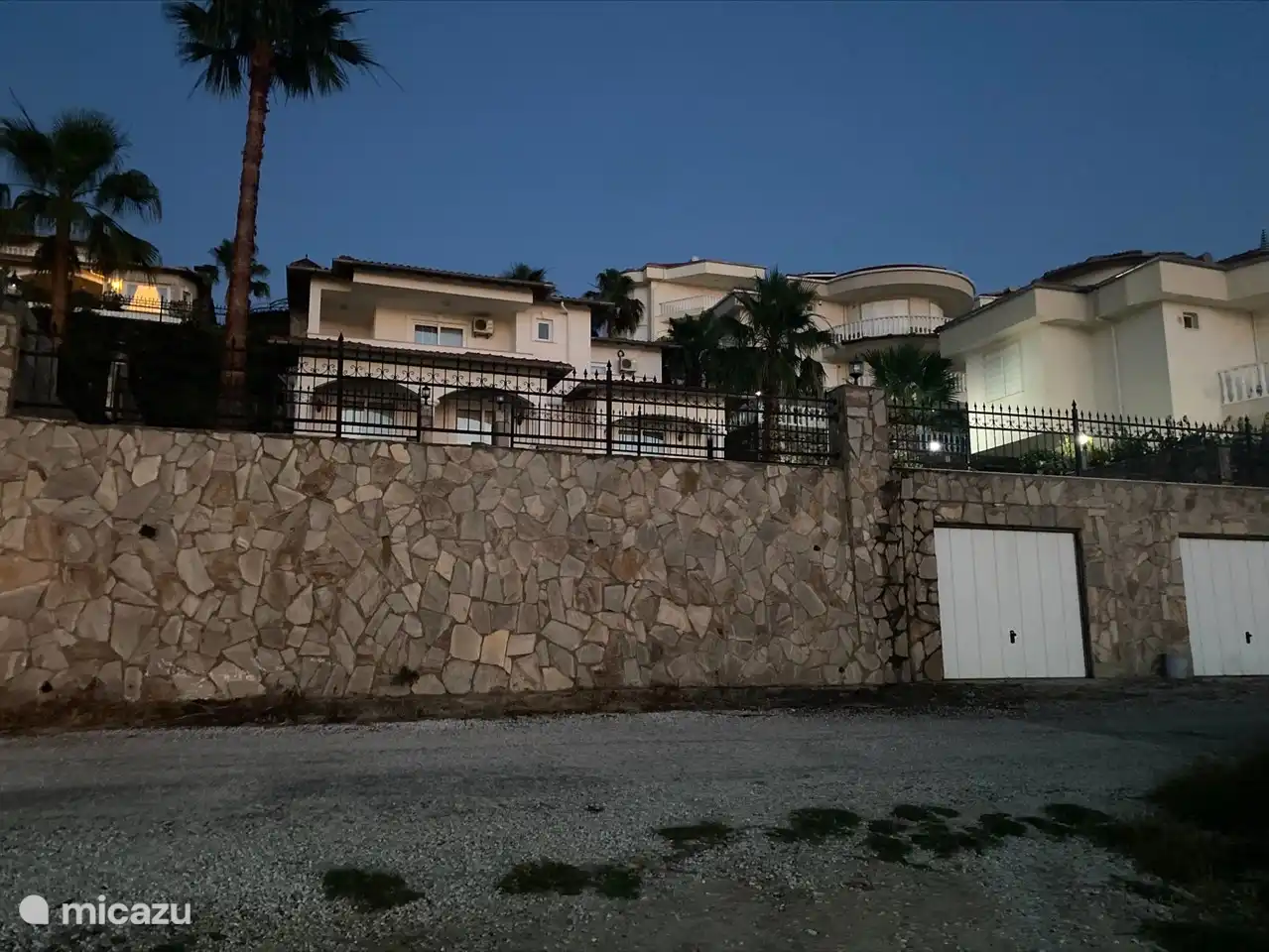 Vista frontal de Villa Jasmin con puertas de garaje.