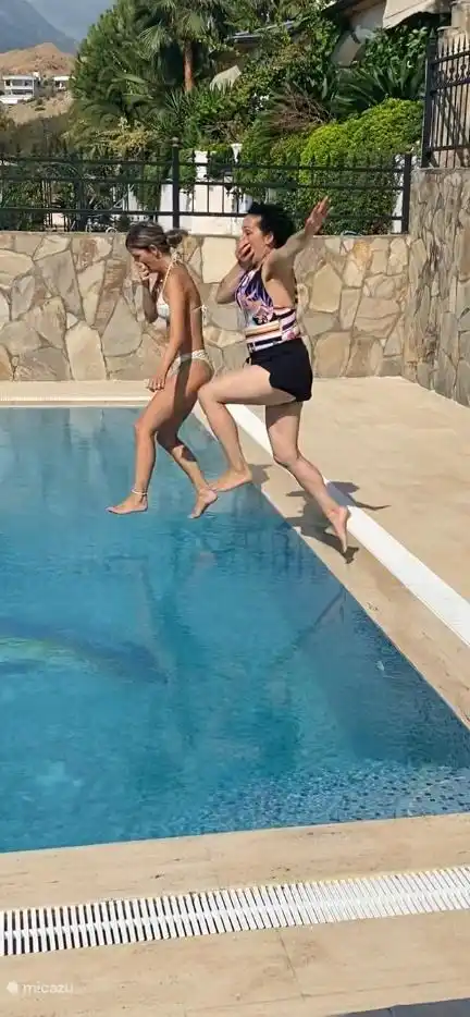 Los huéspedes disfrutan de la piscina privada 