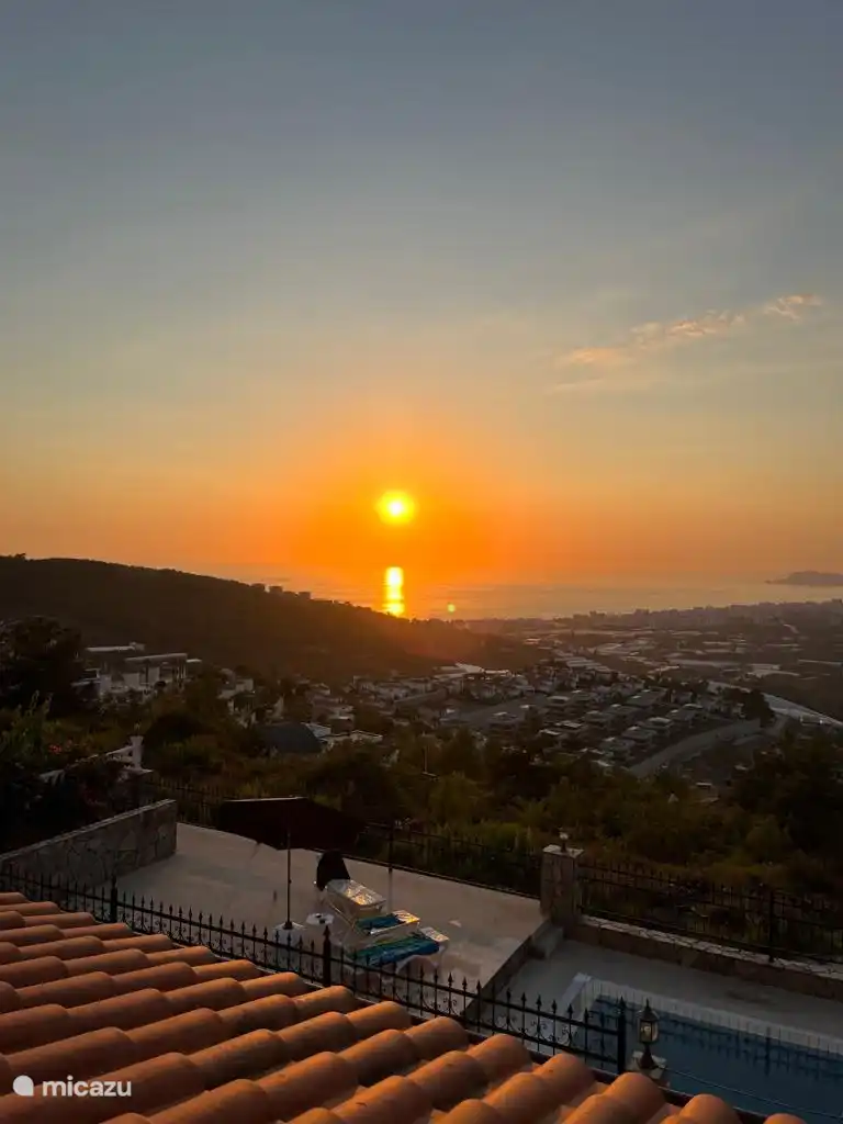 Sol brillante sobre el mar por la mañana y por la noche 