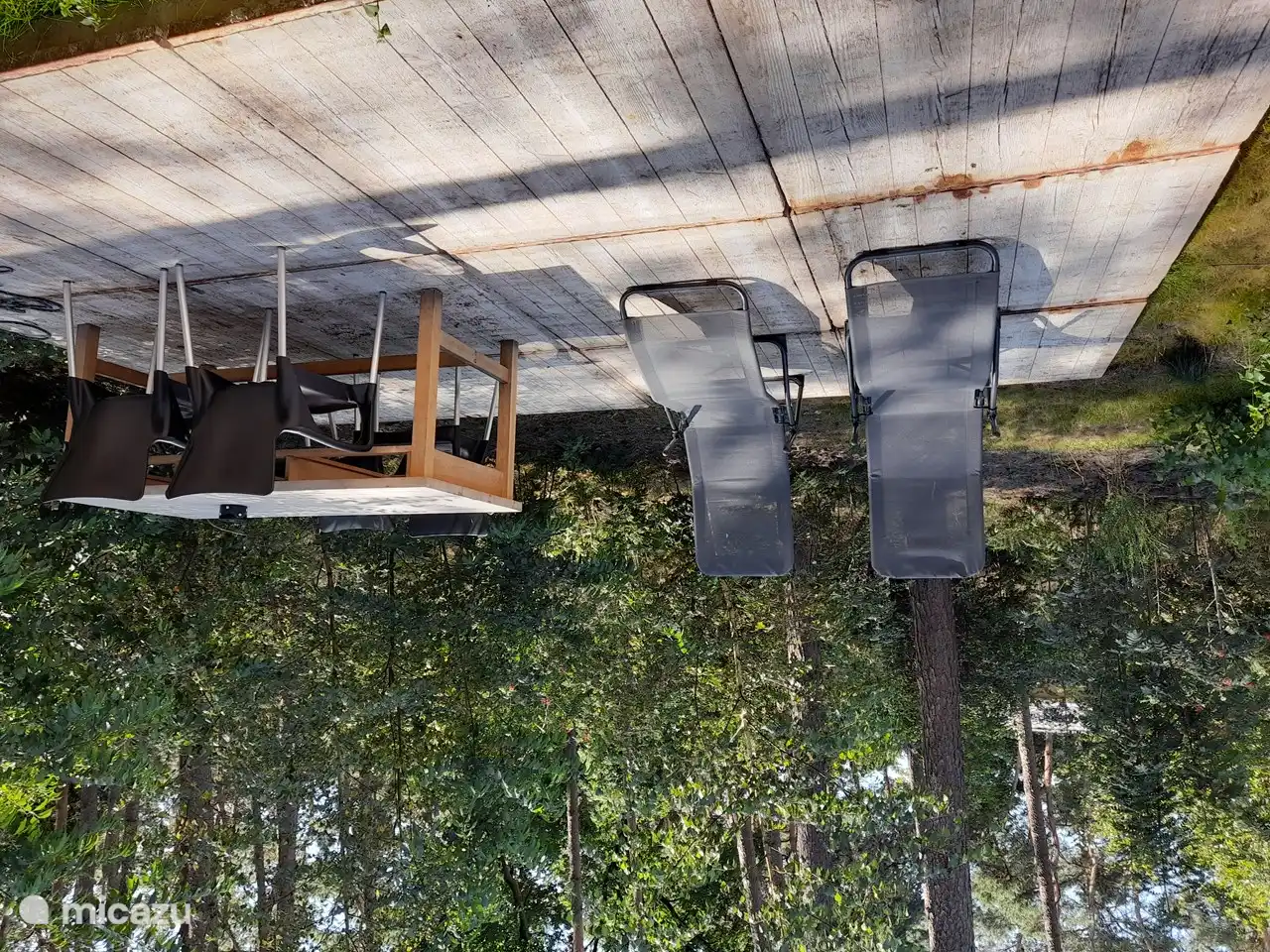 terraza exterior con 2 tumbonas