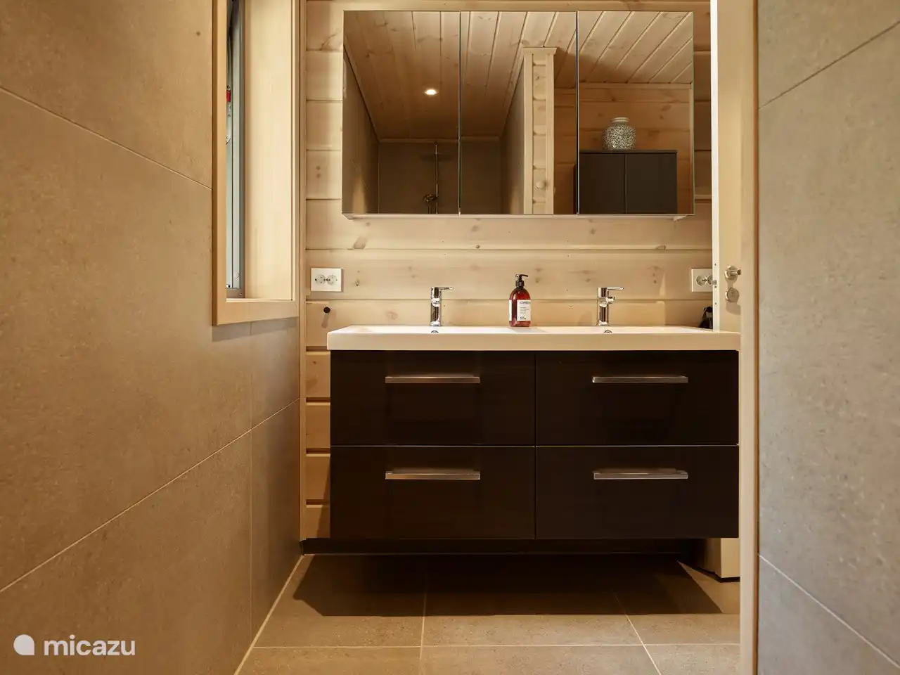 Deuxième salle de bain avec douche à effet pluie.