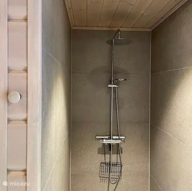 La douche à effet pluie est magnifique.