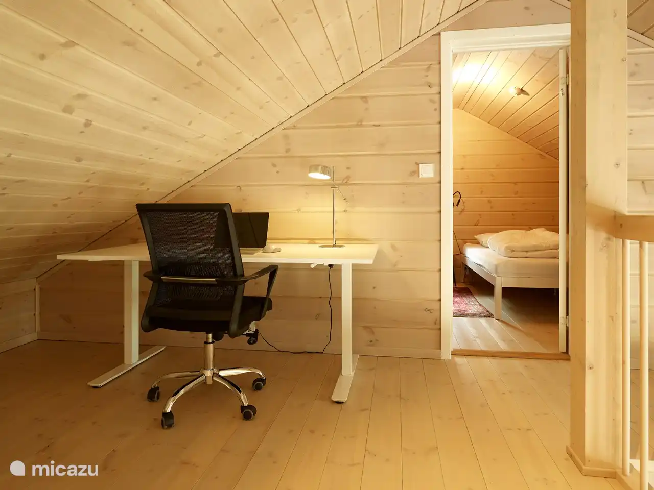 Le lieu de travail avec bureau réglable et chaise de bureau.