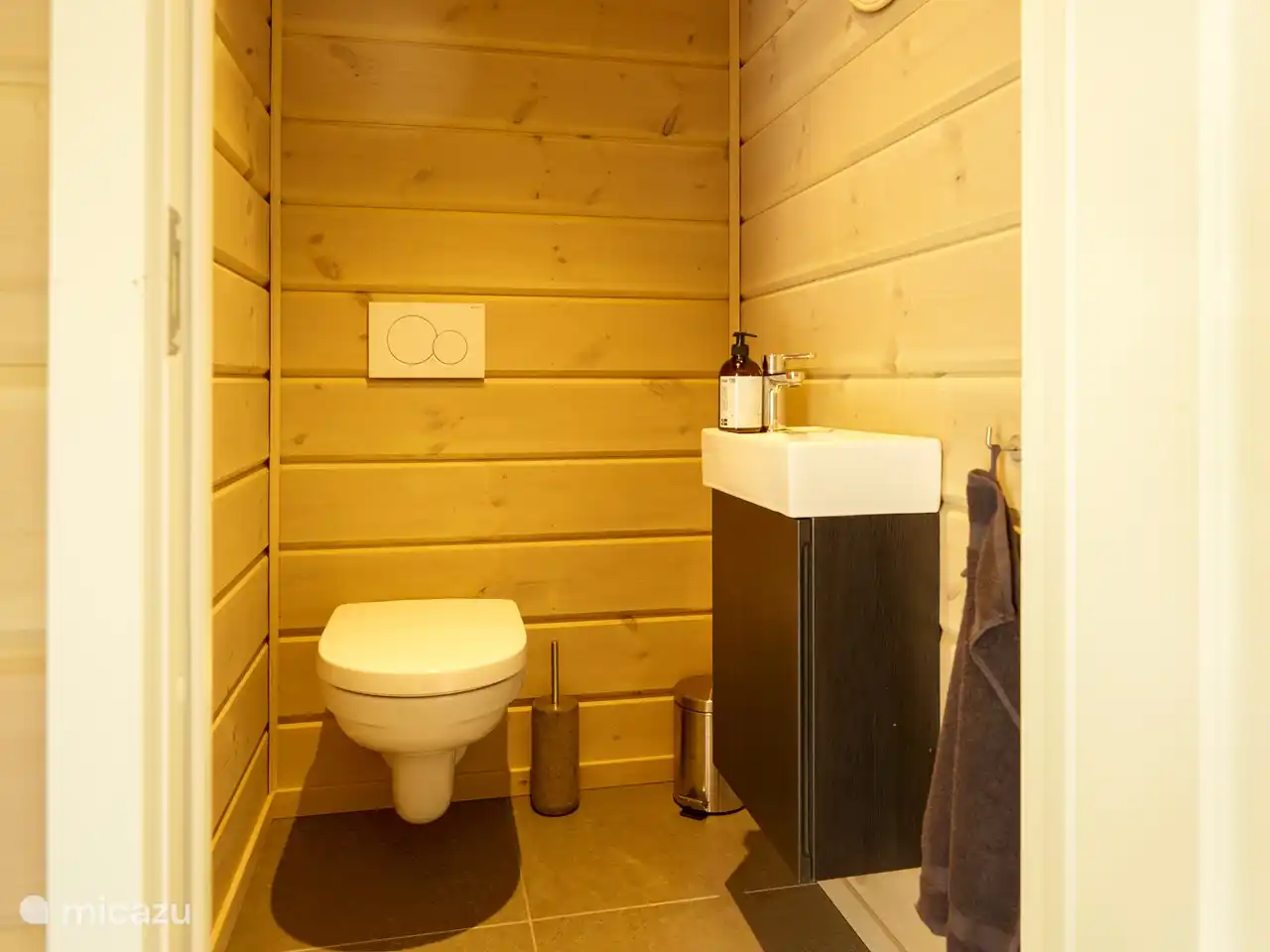 WC séparé avec fontaine.