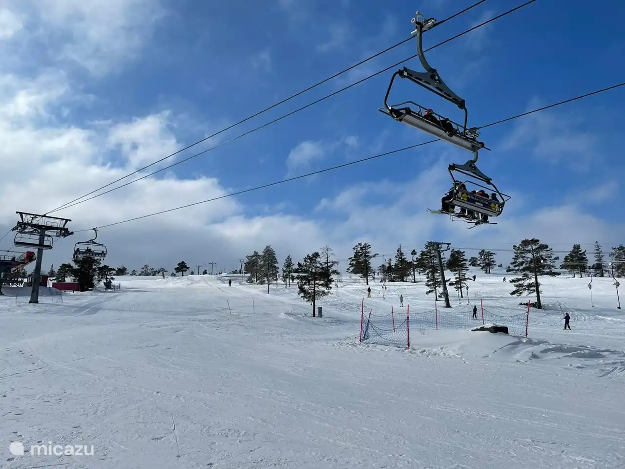 Les installations de ski sont facilement accessibles. Au sommet de la télécabine se trouve un établissement de restauration confortable qui est également facilement accessible par la route. 