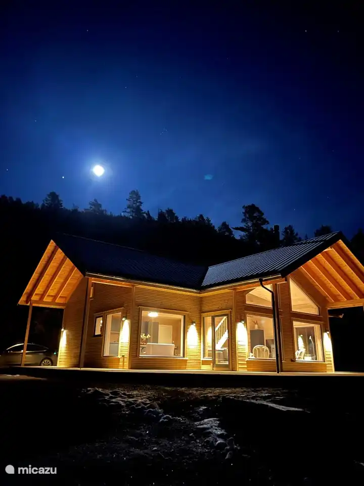 Le lodge est magnifiquement éclairé la nuit.