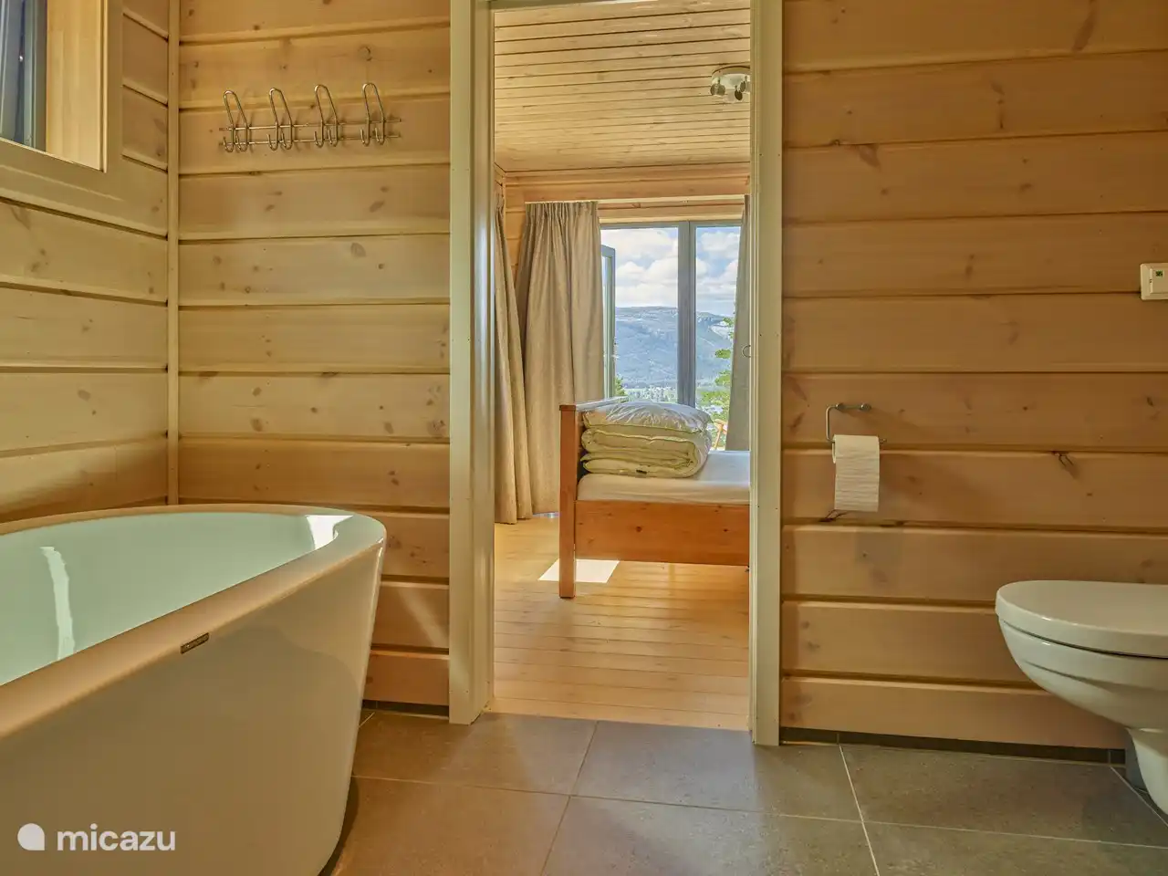 Salle de bain accessible par la chambre principale