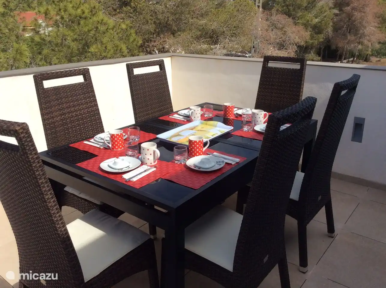 Mesa de comedor con barbacoa en la terraza superior